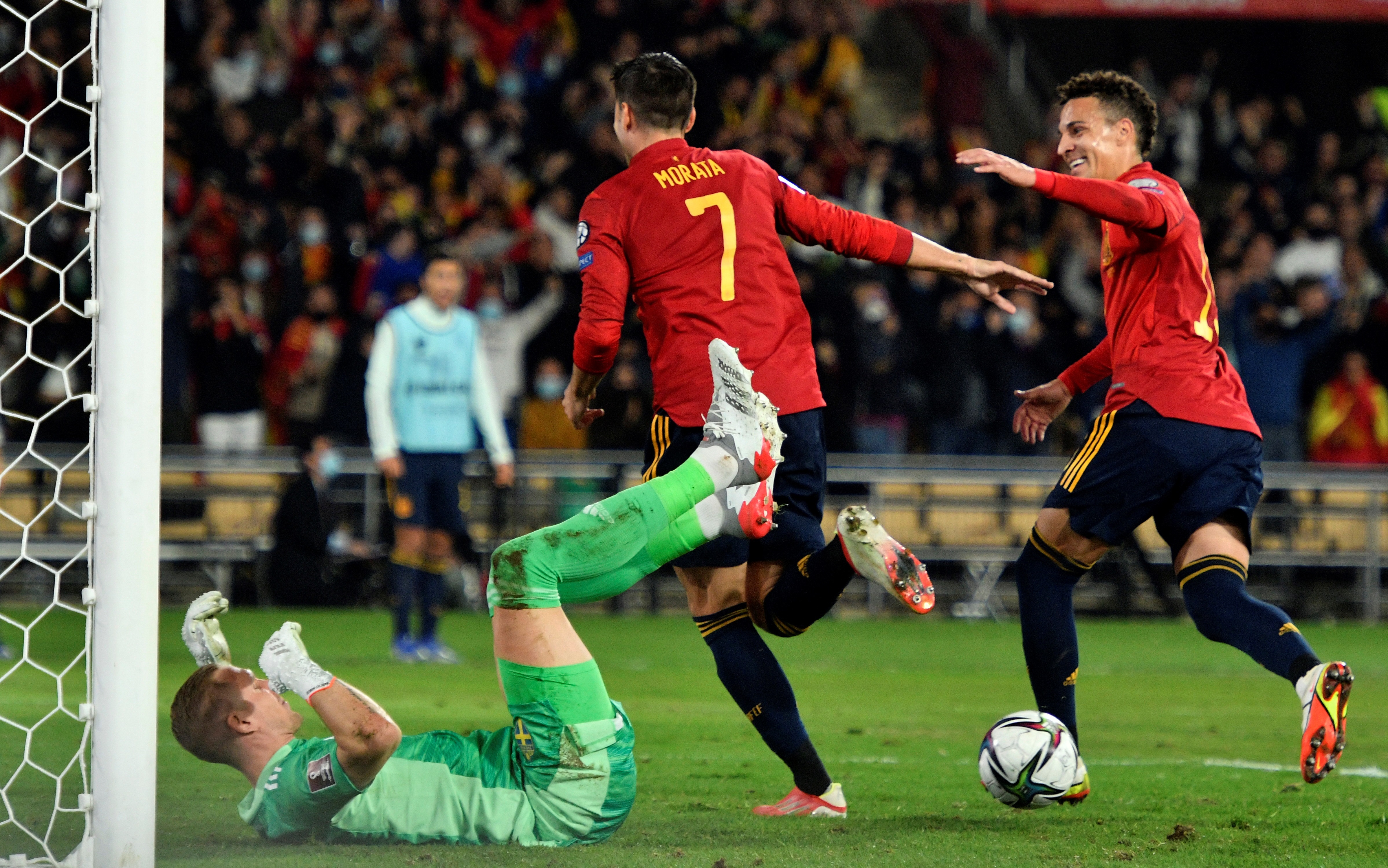 El delantero de la selección española de fútbol Álvaro Morata (c) celebra tras marcar ante Suecia, durante el partido de la fase de clasificación del Mundial de Qatar 2022 disputado en el estadio de La Cartuja, en Sevilla. EFE/Raúl Caro
