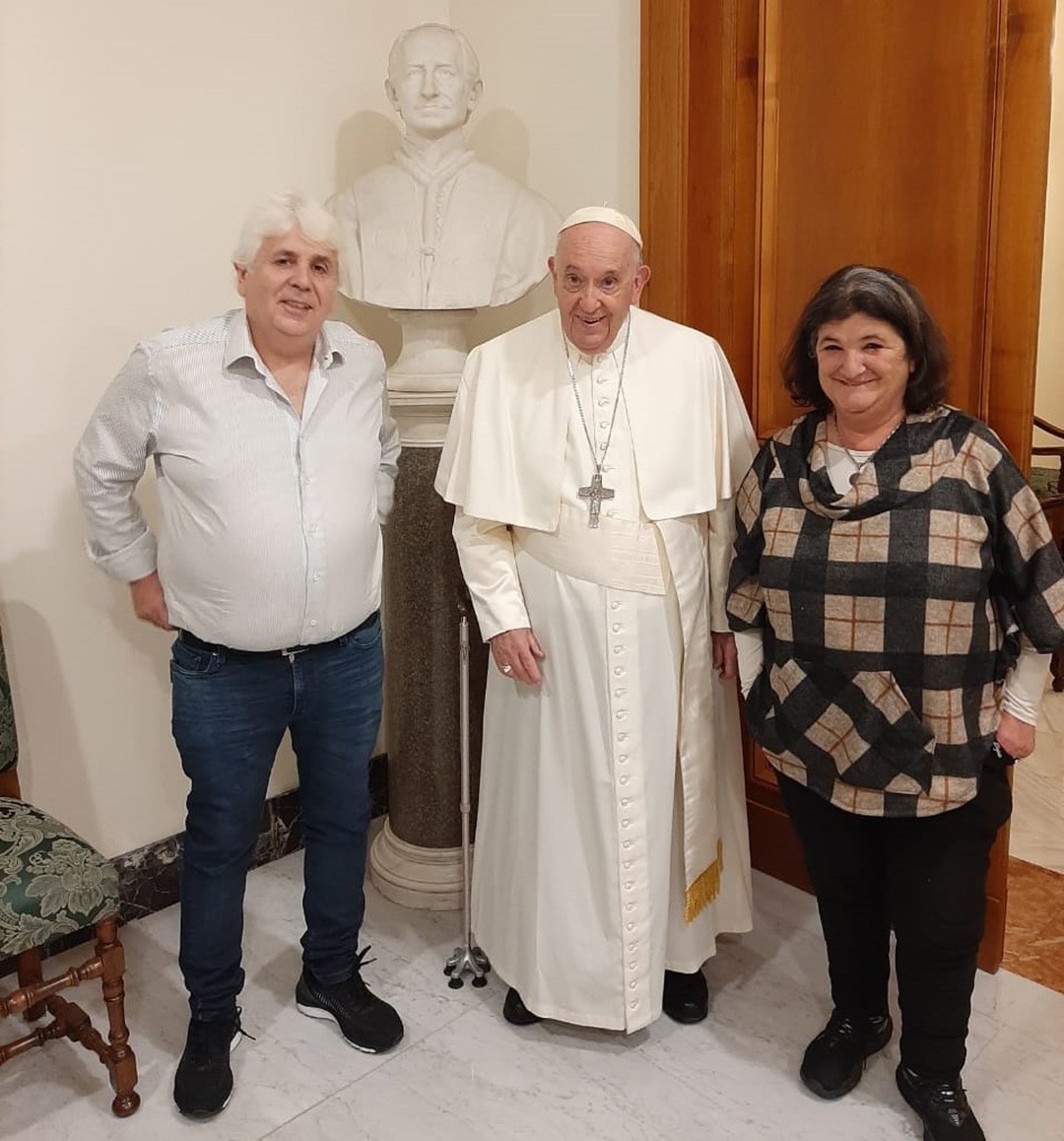 El papa Bergoglio, con Eduardo Murúa y Clelia Isasmendi, en la residencia de Santa Marta