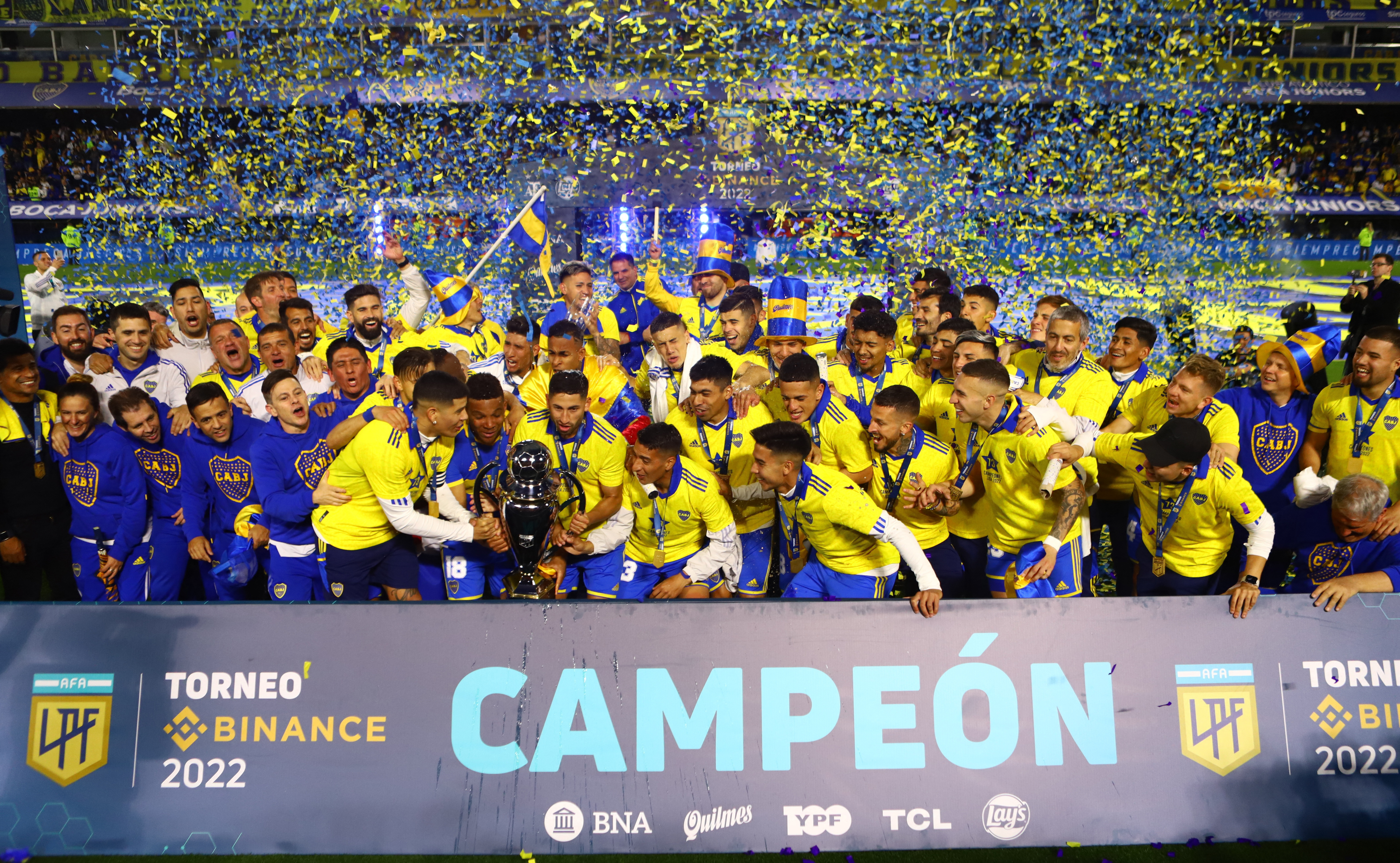 Soccer Football - Primera Division - Boca Juniors v Independiente - La Bombonera, Buenos Aires, Argentina - October 23, 2022 Boca Juniors players celebrate with the trophy after winning the Primera Division REUTERS/Matias Baglietto