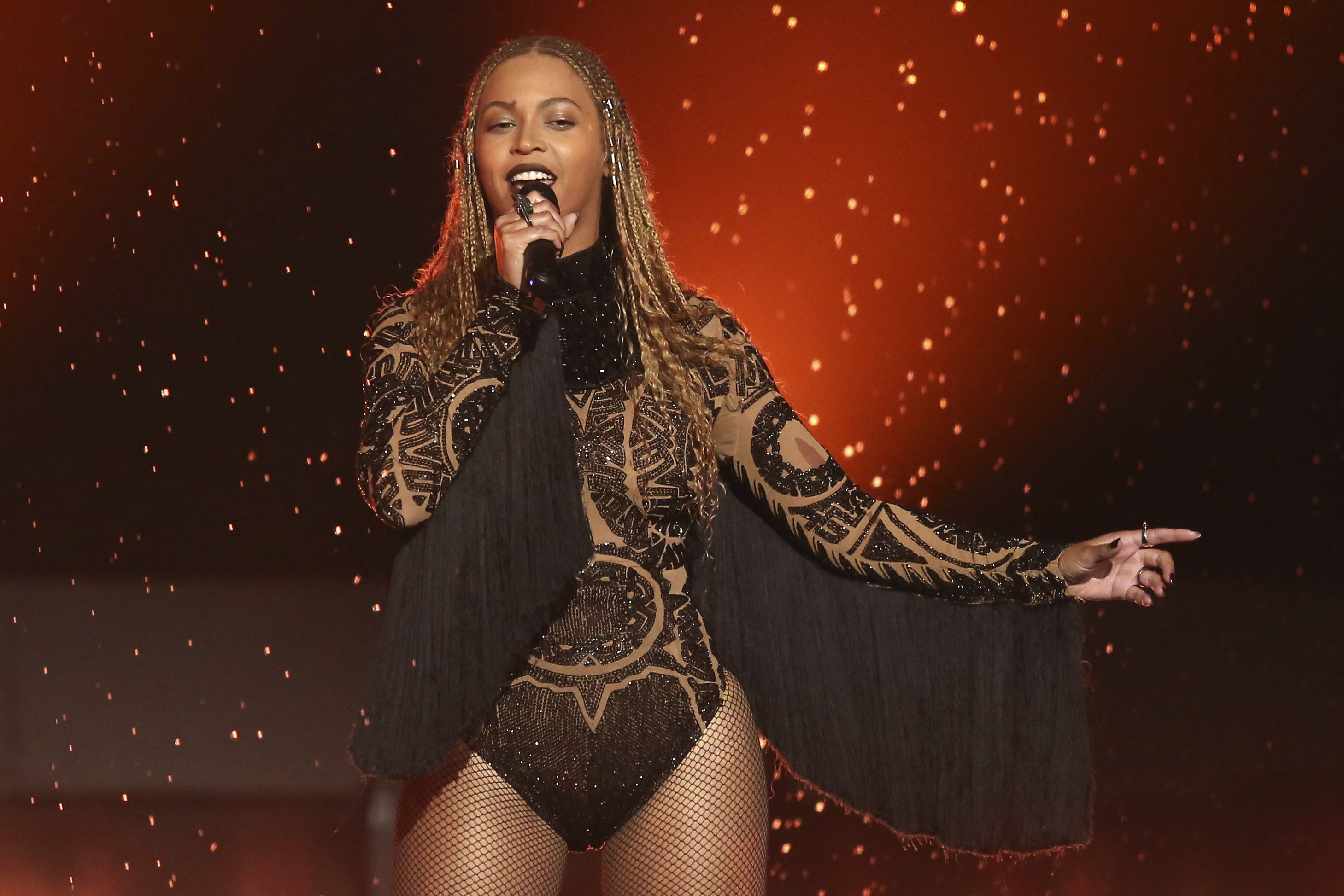 Beyoncé, la Reina indiscutible del pop, preparada para deslumbrar en el escenario del Hard Rock Stadium.(Foto Matt Sayles/Invision/AP, archivo)