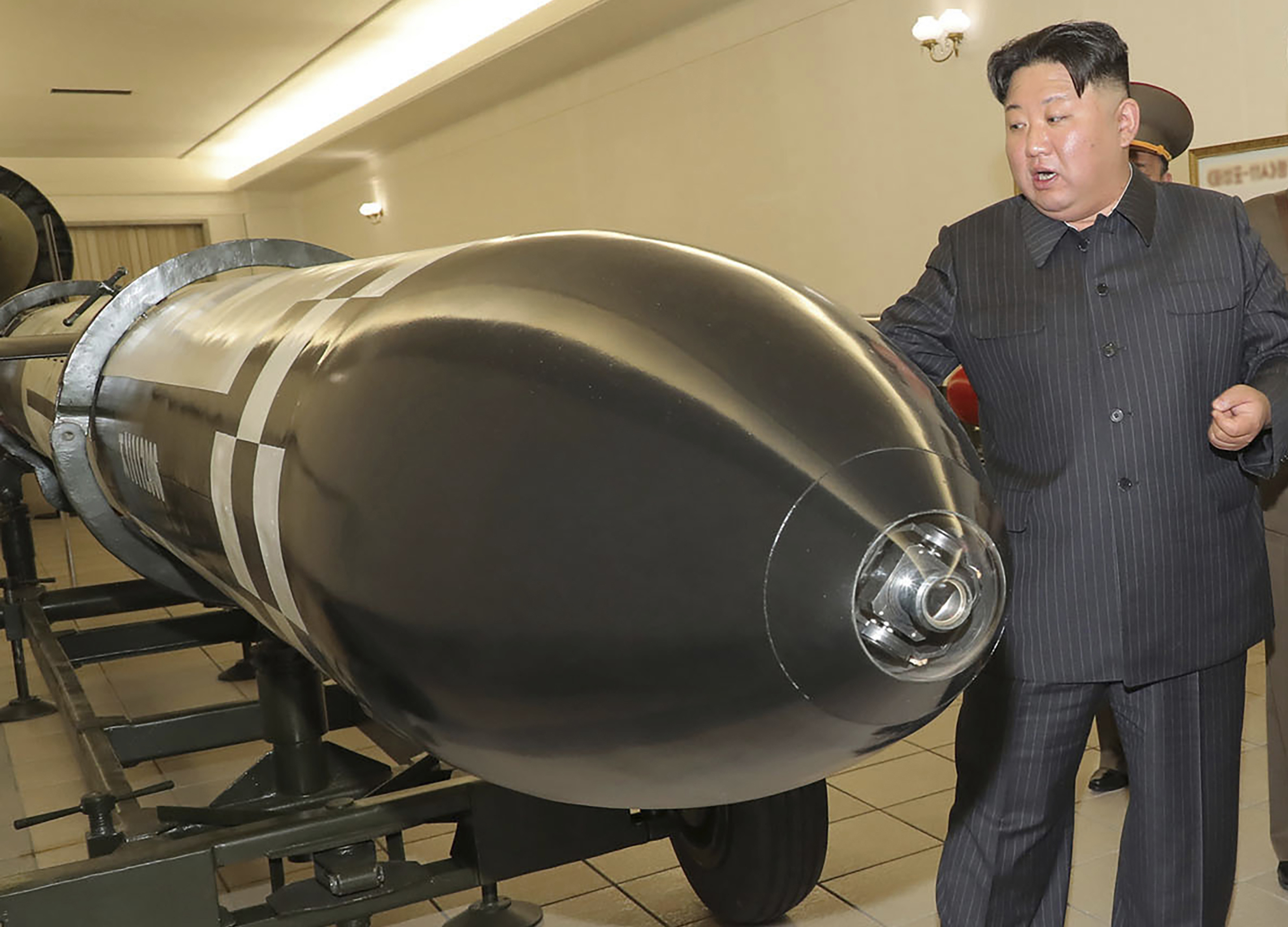 Kim visita una sala en la que se exhiben lo que parecen ser varios tipos de ojivas diseñadas para ser instaladas en misiles o lanzacohetes (KCNA/AP)
