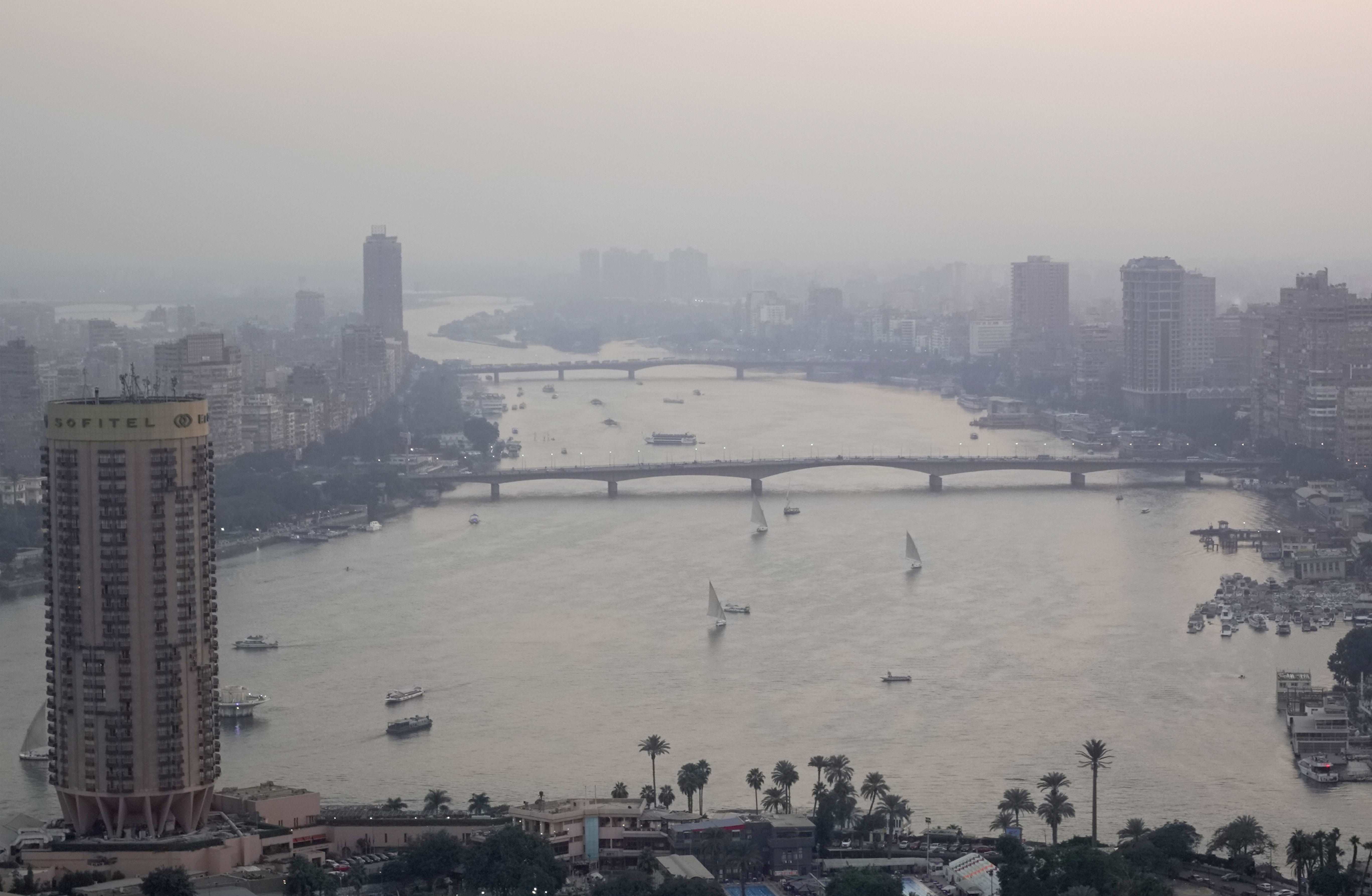 Una vista del horizonte de la ciudad y del río Nilo desde el edificio de la Torre de El Cairo, en Egipto, el 5 de diciembre de 2019 (REUTERS/Amr Abdallah Dalsh)