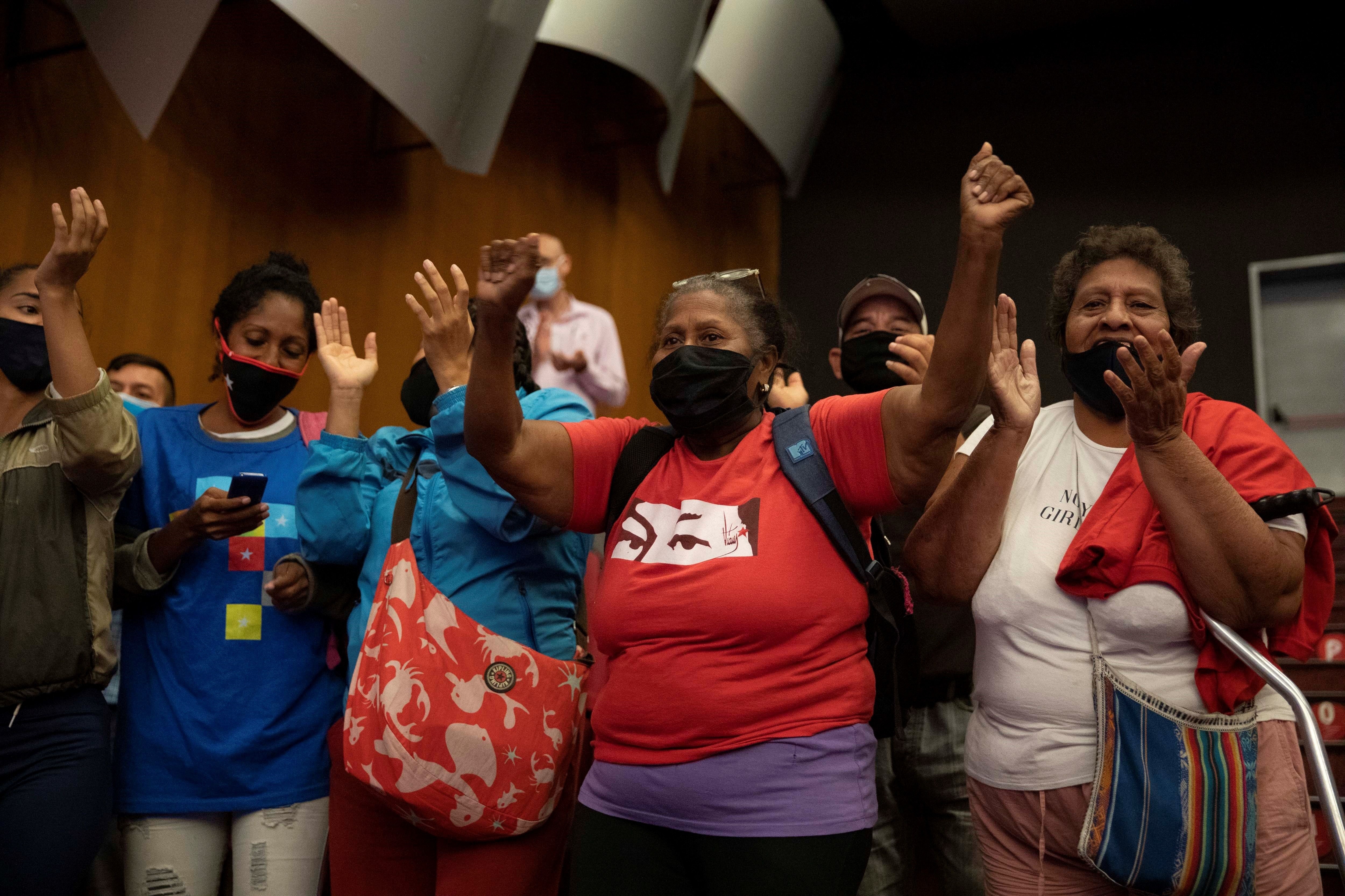 Simpatizantes chavistas celebran tras al anuncio de los resultados del Consejo Nacional Electoral (CNE). EFE/RAYNER PEÑA R./Archivo
