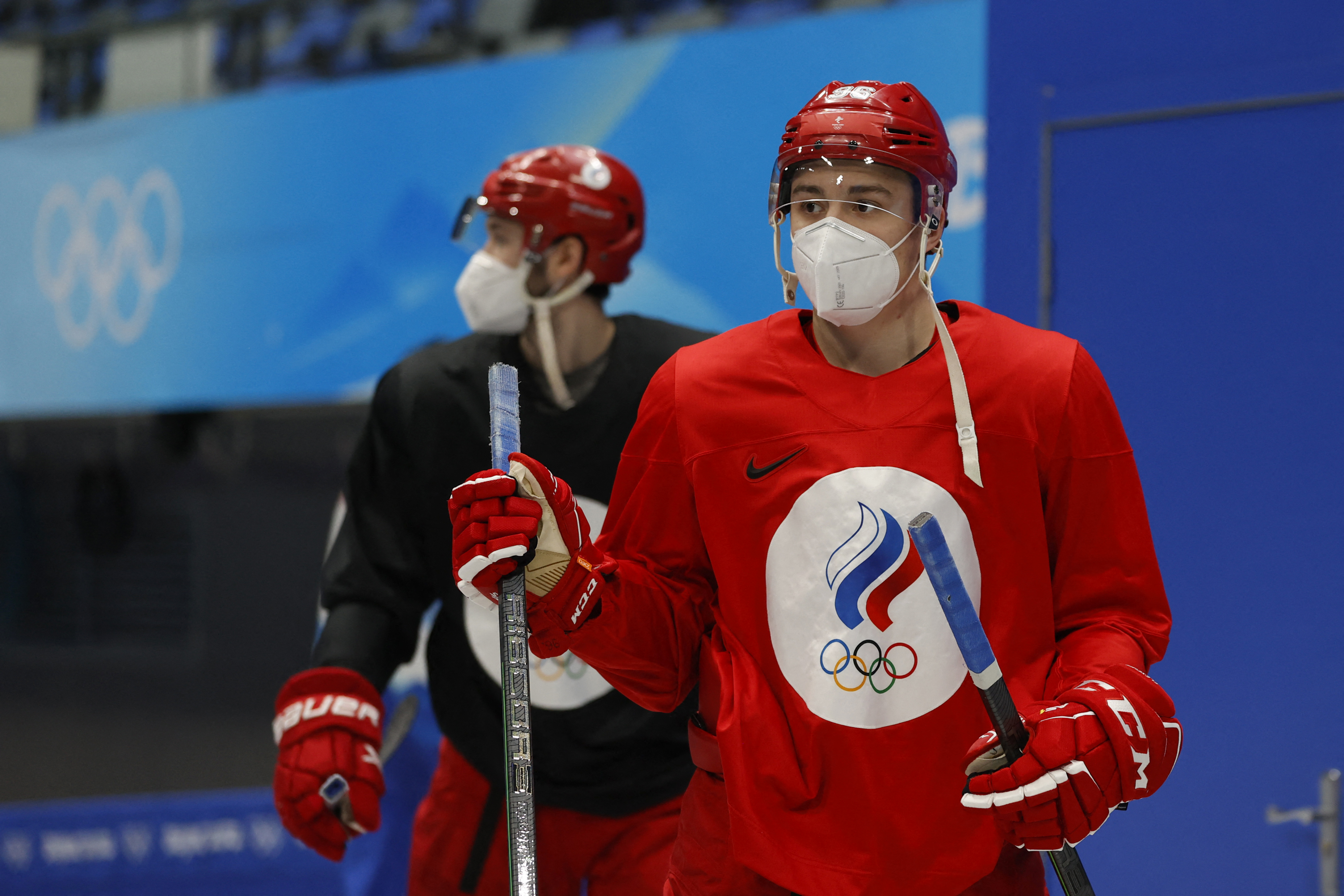 2022 Beijing Olympics - Ice Hockey - Russian Olympic Committee Men's Training - National Indoor Stadium, Beijing, China - February 6, 2022. Russia athletes wearing protective face masks arrive for training. REUTERS/David W Cerny