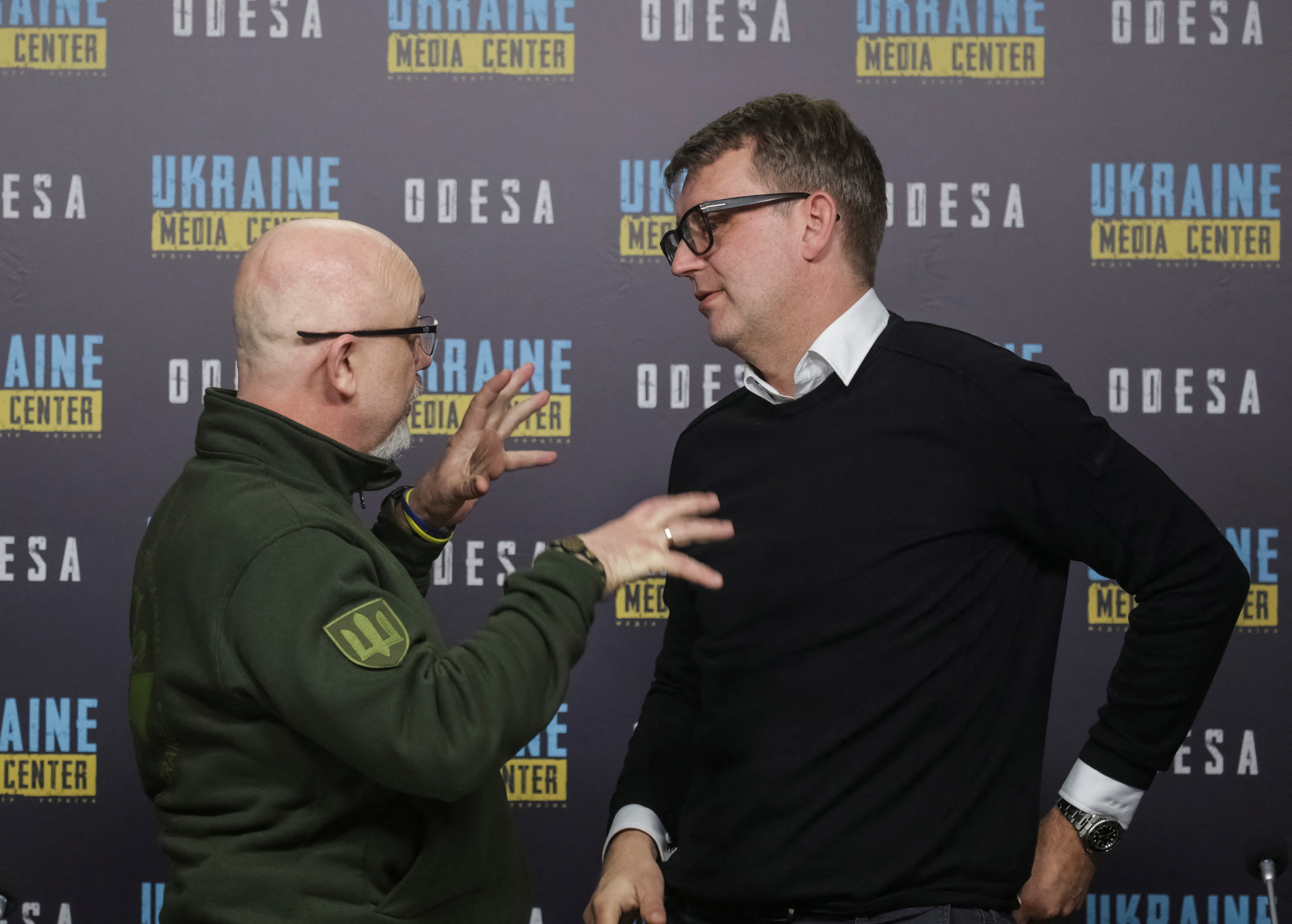El ministro de Defensa de Ucrania, Oleksei Reznikov, junto a su homólogo danés, Troels Lund Poulsen (REUTERS/Serhii Smolientsev)