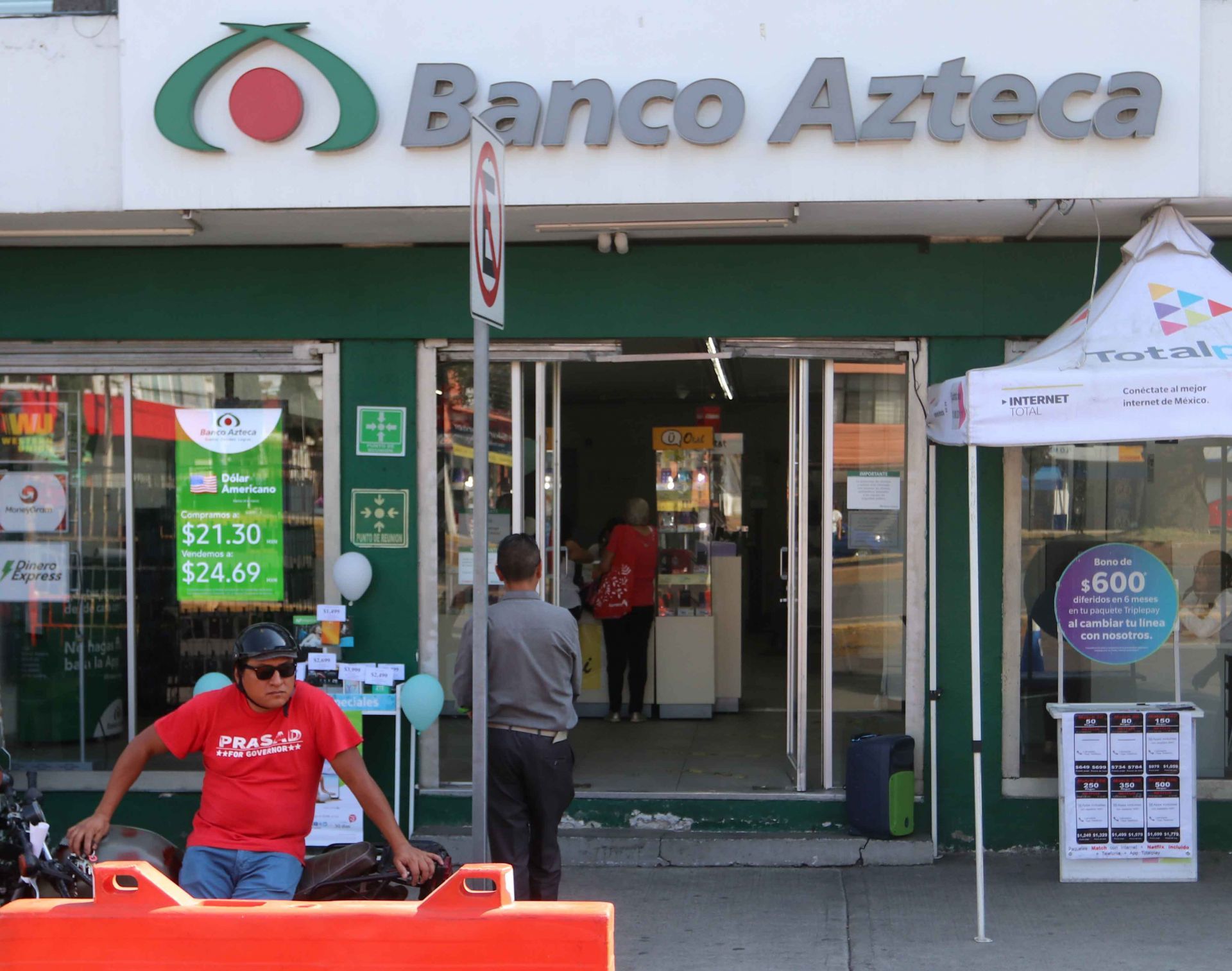 Banco Azteca will be the only banking unit that will have a schedule from 9:00 a.m. to 9:00 p.m. on holidays.  (PHOTO: GRACIELA LÓPEZ / CUARTOSCURO.COM).