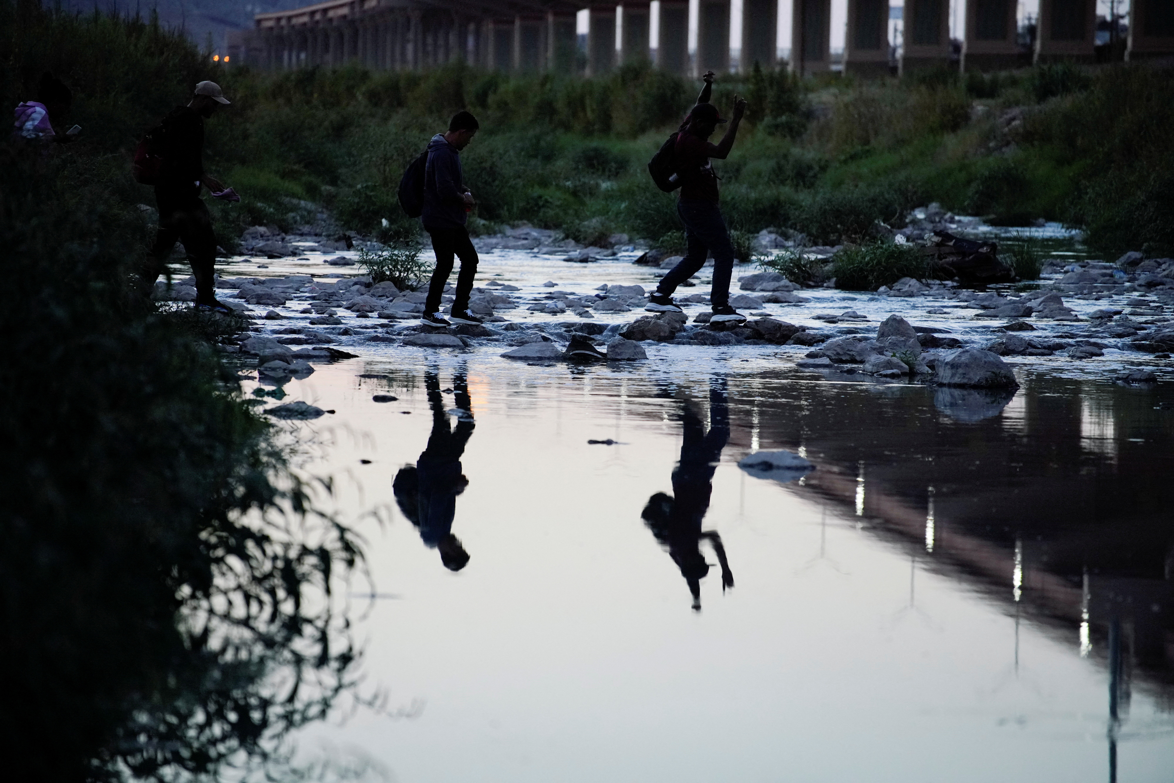 Imagen de referencia de migrantes intentando llegar a EEUU (Foto: REUTERS/Paul Ratje)