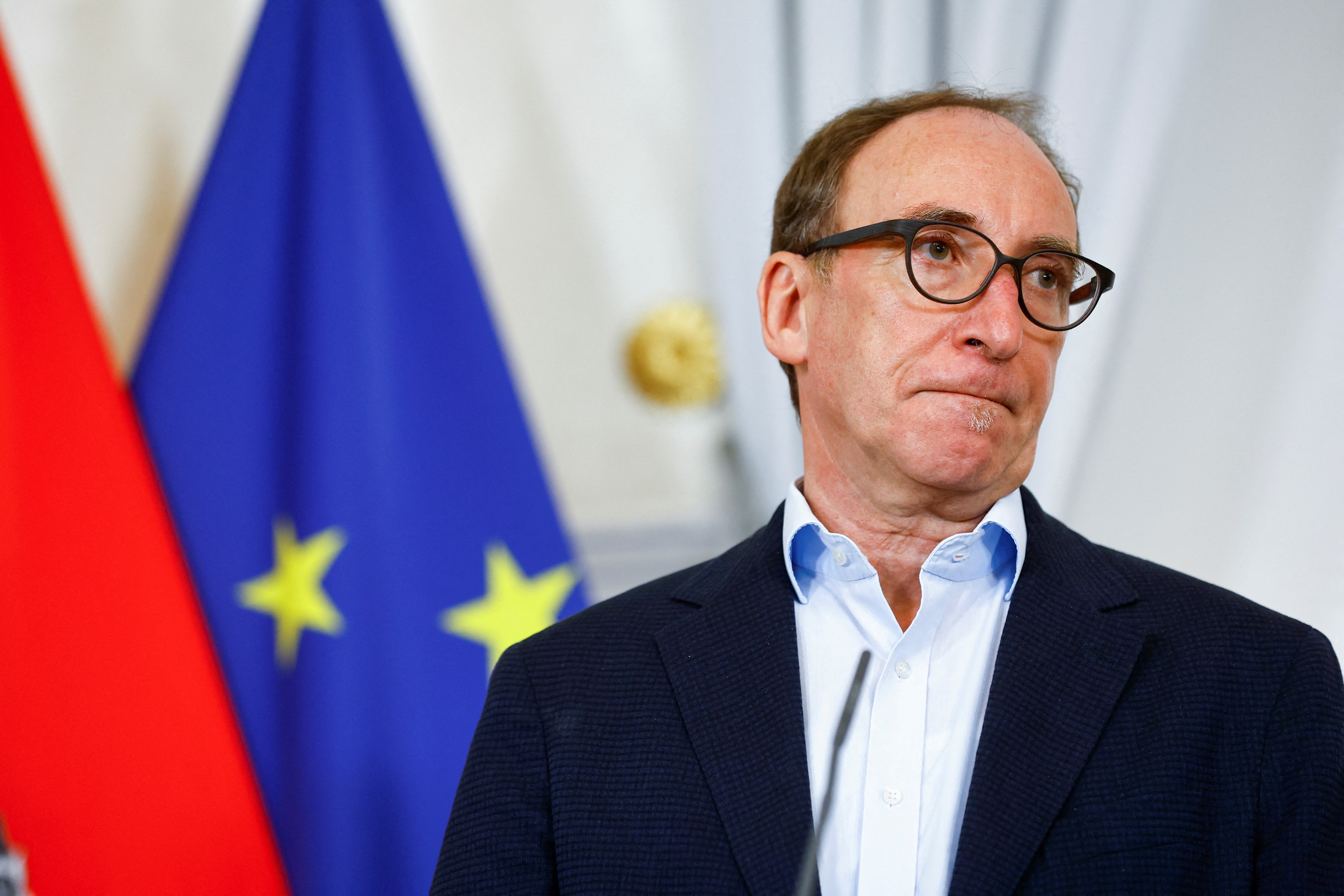 El ministro de Sanidad austriaco, Johannes Rauch, asiste a una rueda de prensa en Viena, Austria, el 4 de mayo de 2022. REUTERS/Lisa Leutner