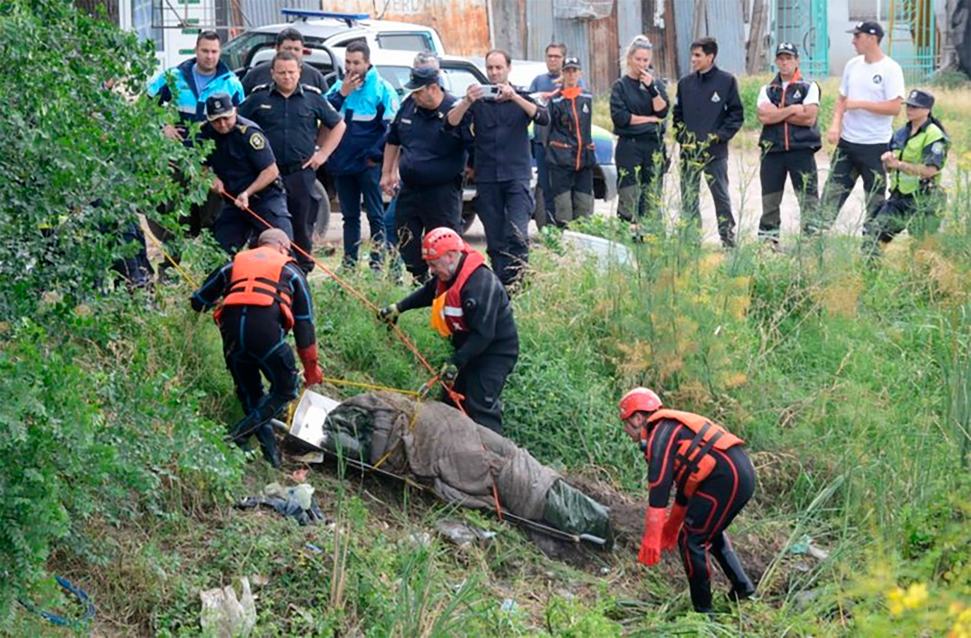 El cuerpo de Agustina fue encontrado en el arroyo Napostá de Bahía Blanca. Estaba envuelto en una bolsa de dormir, cubierta con una frazada y atada con una soga
