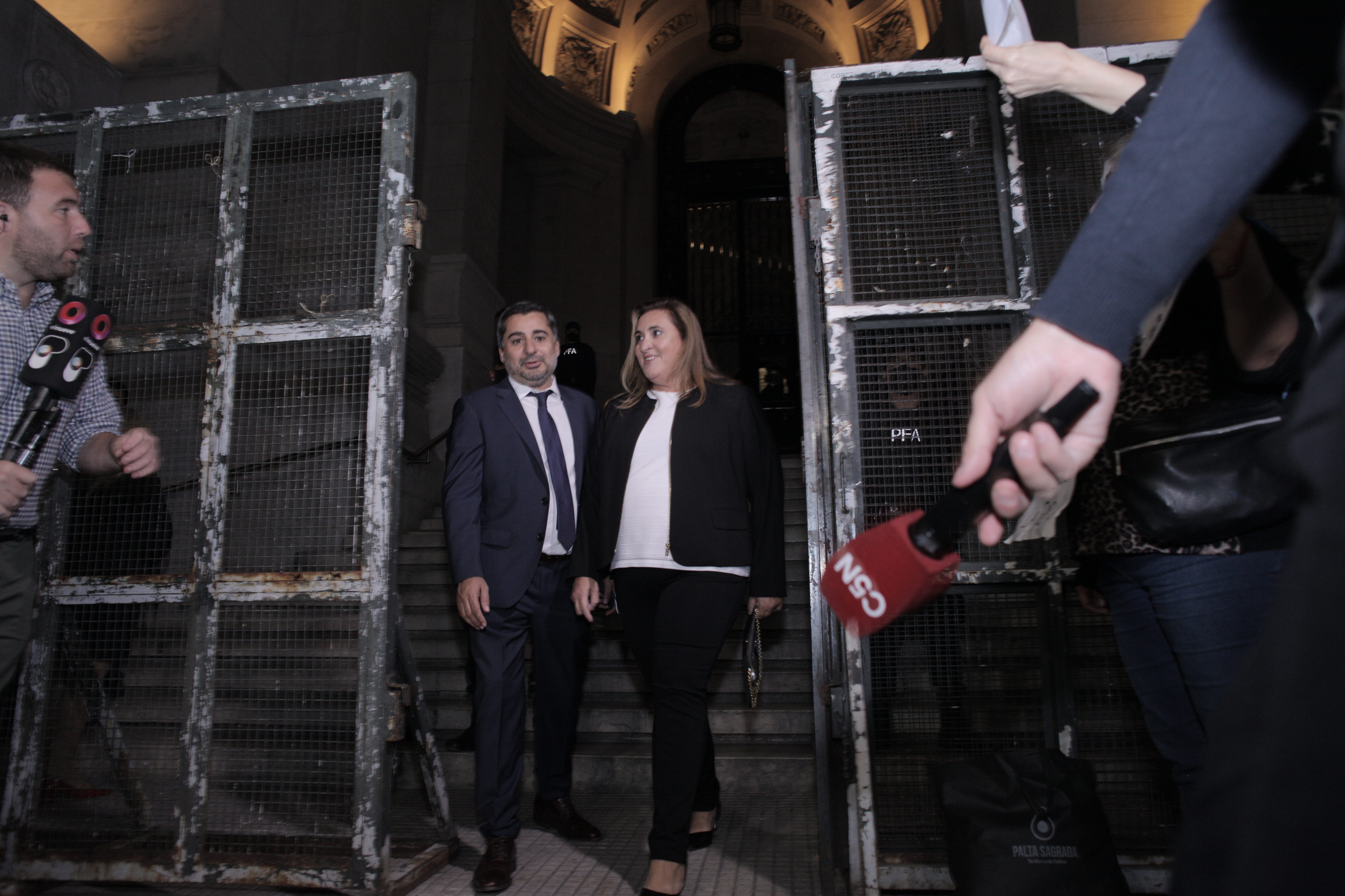 La llegada de Diego Molea y María Fernanda Vázquez (Roberto Almeida)