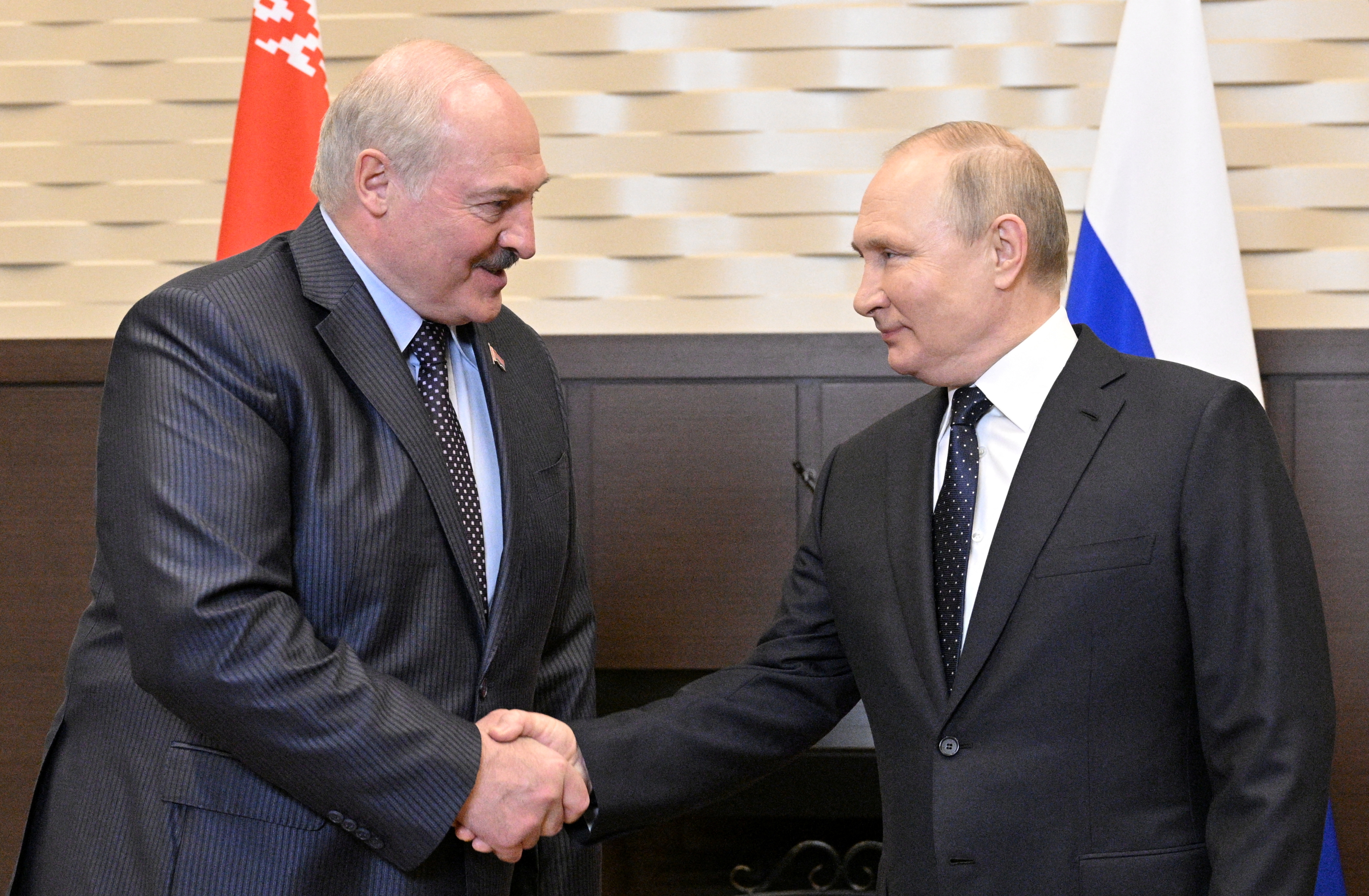 El presidente ruso, Vladímir Putin, estrecha la mano de su homólogo bielorruso, Alexander Lukashenko, durante una reunión en Sochi, Rusia, el 23 de mayo de 2022. Sputnik/Ramil Sitdikov/Kremlin vía REUTERS 