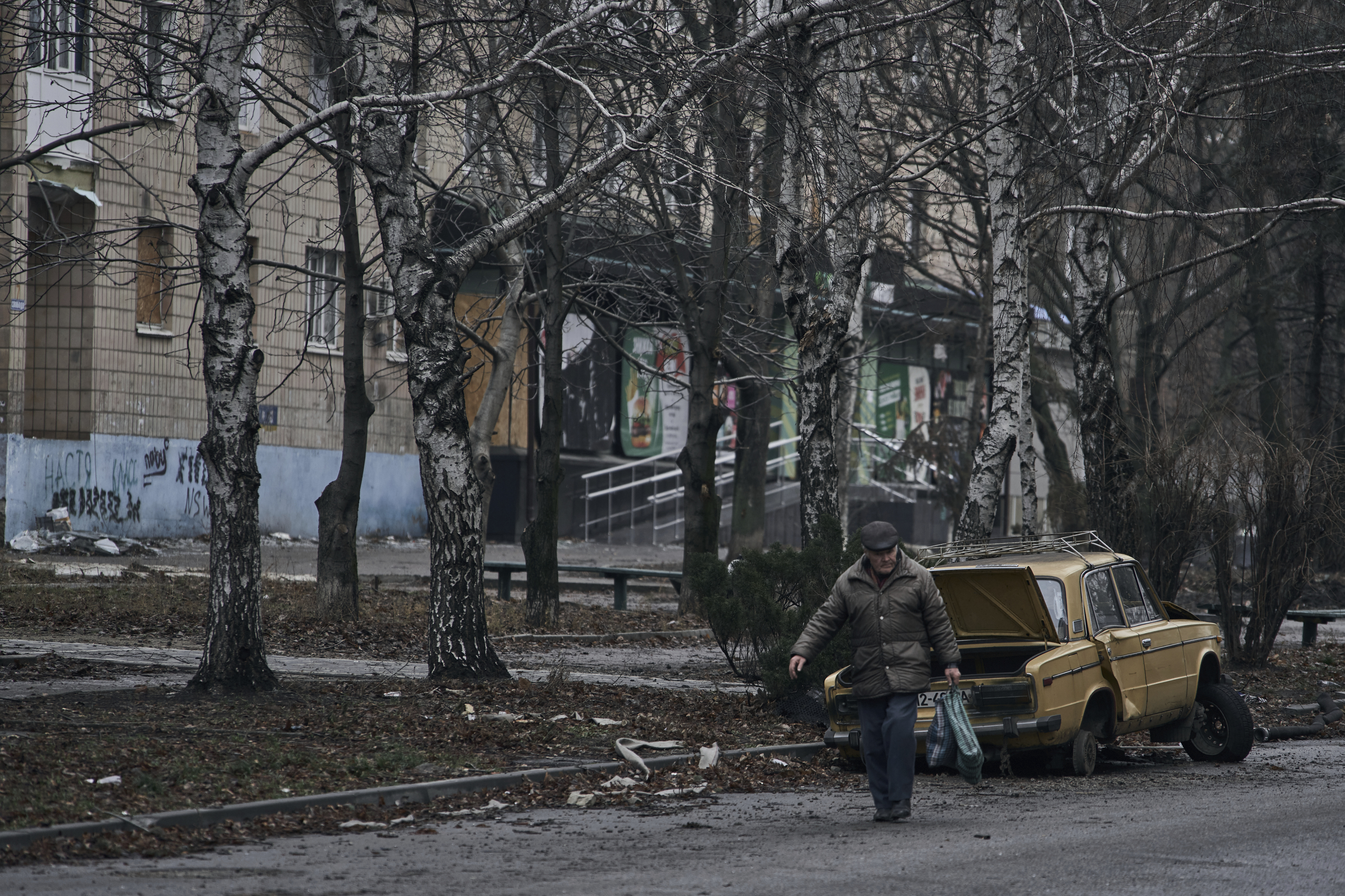 Un residente camina por una calle de Bajmut, escenario de los combates más intensos con las fuerzas rusas, el domingo 18 de diciembre de 2022, en la región de Donetsk (AP)