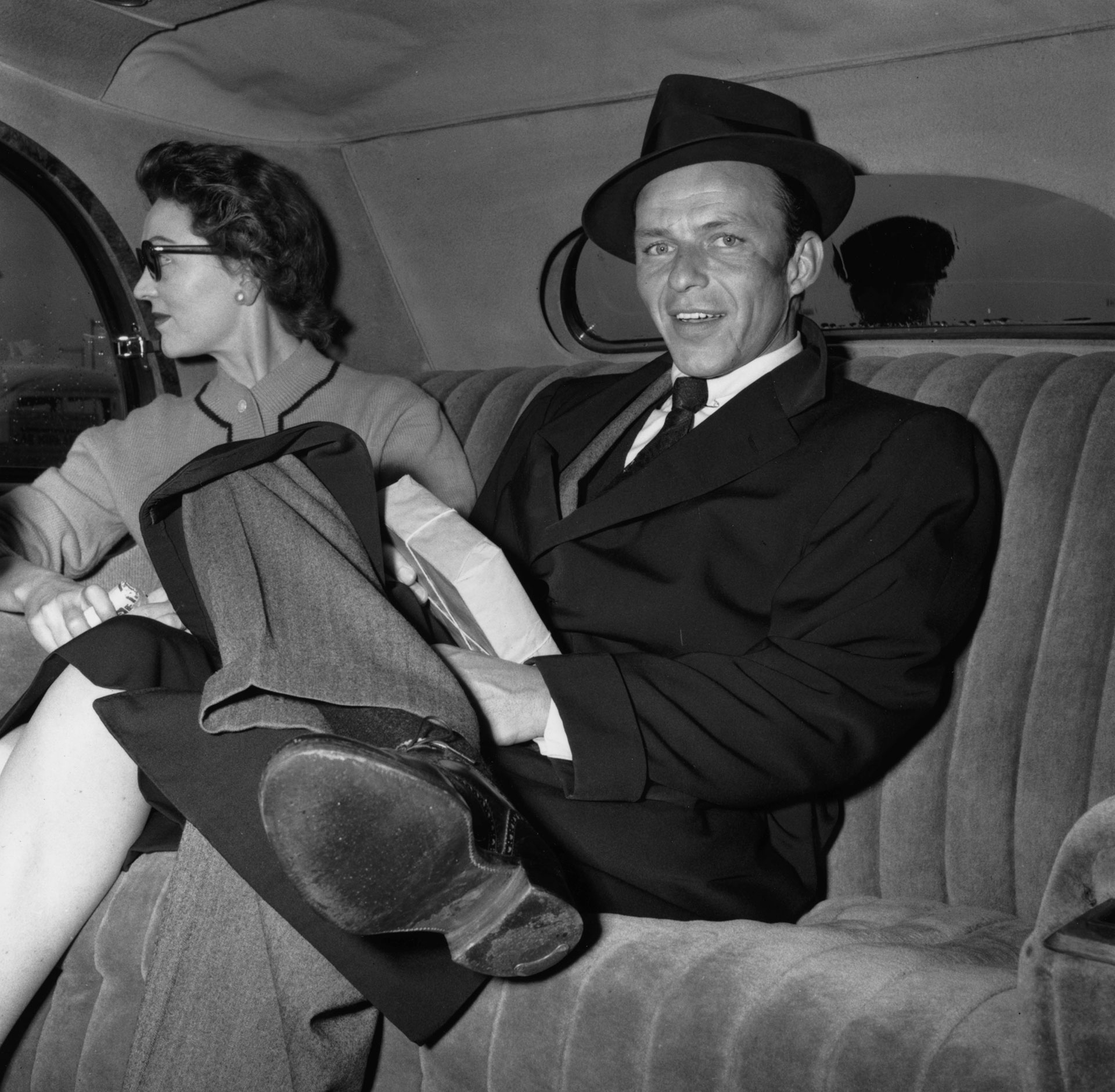 El cantante y actor de cine estadounidense Frank Sinatra y su entonces esposa Ava Gardner, el amor de su vida, llegando al aeropuerto de Londres. (Foto de D. G. Dawson/Hulton Archive/Getty Images)