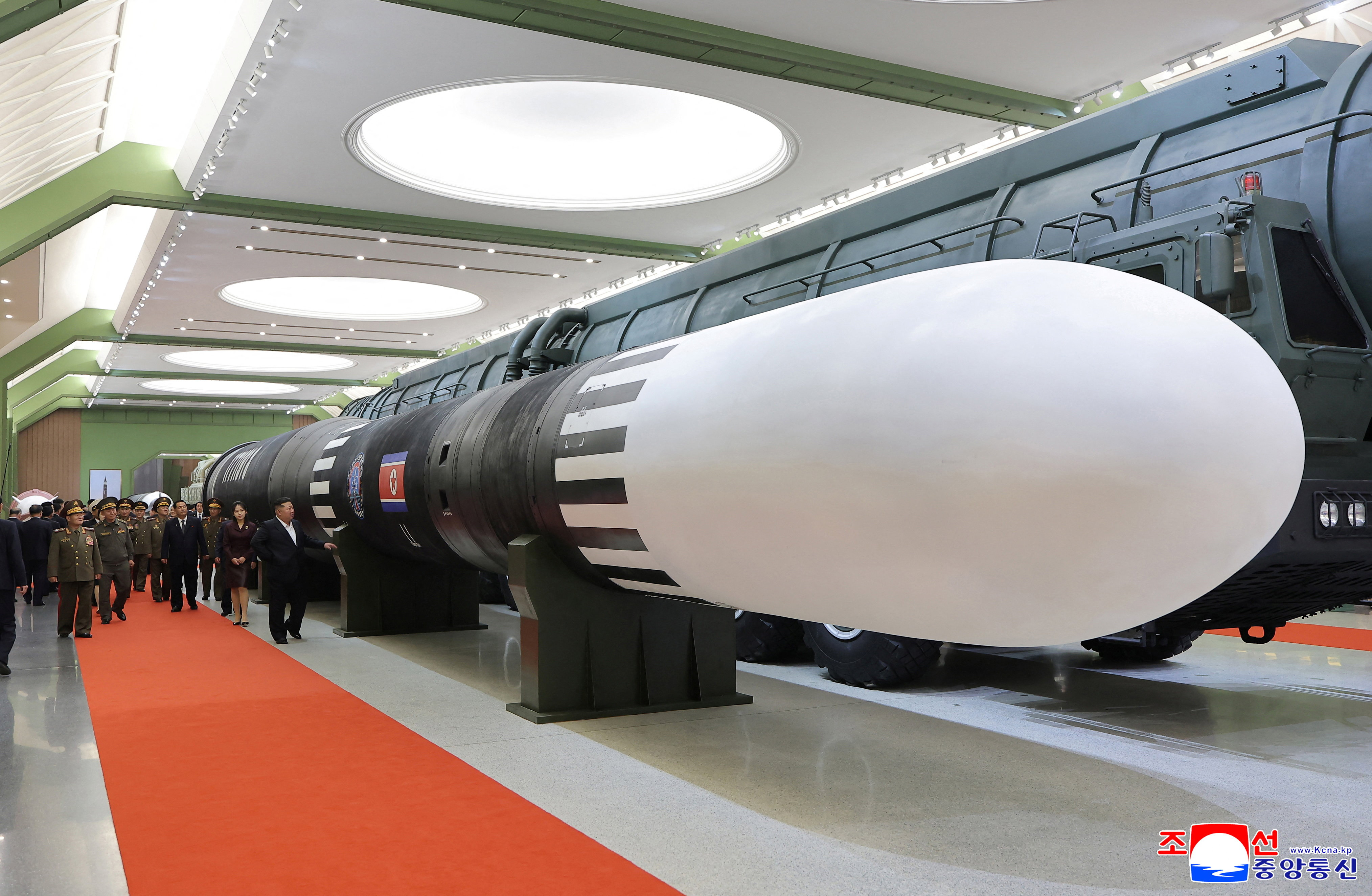 El dictador norcoreano Kim Jong Un exhibió el misil Hwasong-20, con capacidad para alcanzar Estados Unidos