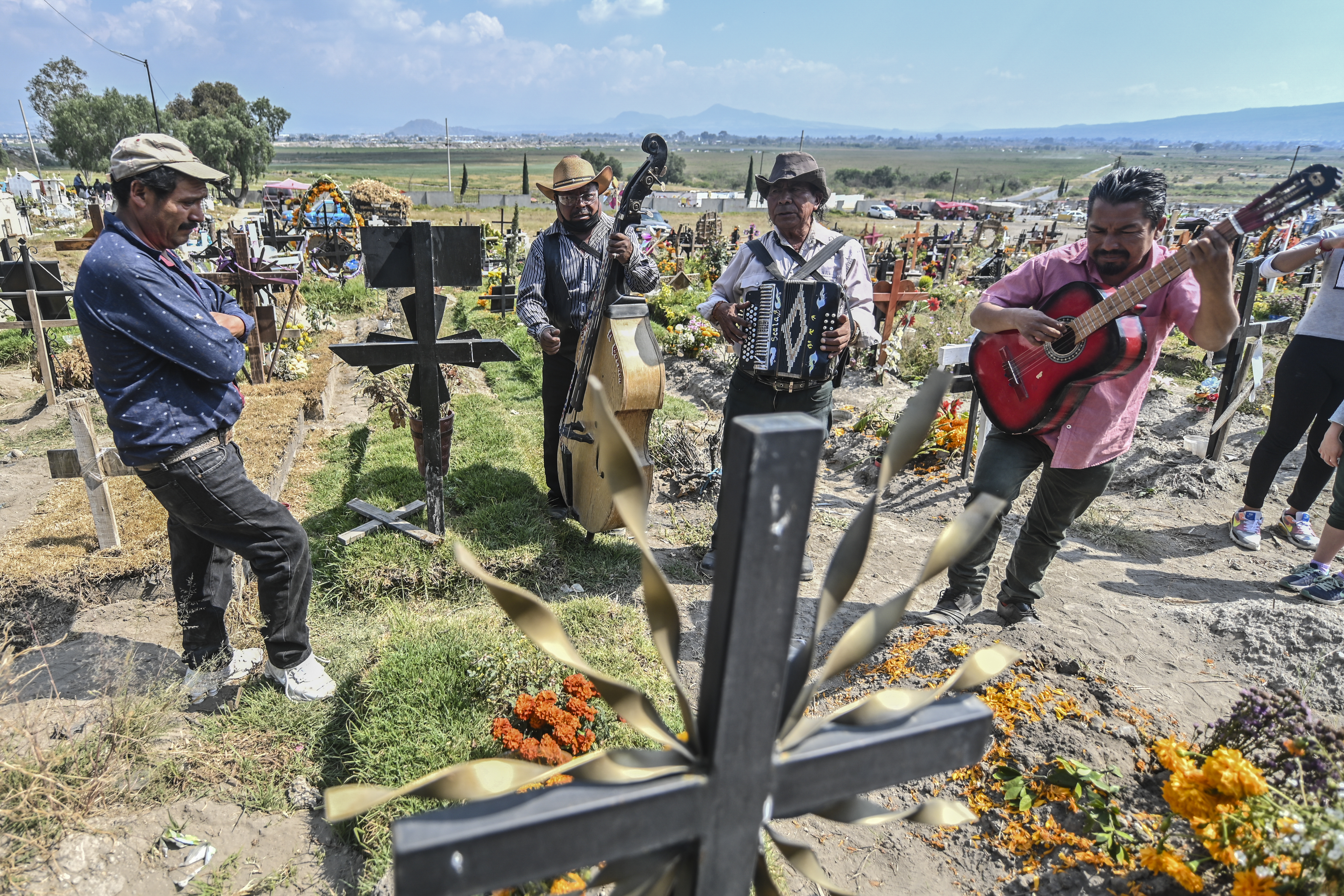 Antes del Día de Muertos en el Panteón Municipal en Valle de Chalco, Estado de México, México, el 28 de octubre de 2020, en medio de la pandemia del coronavirus COVID-19.