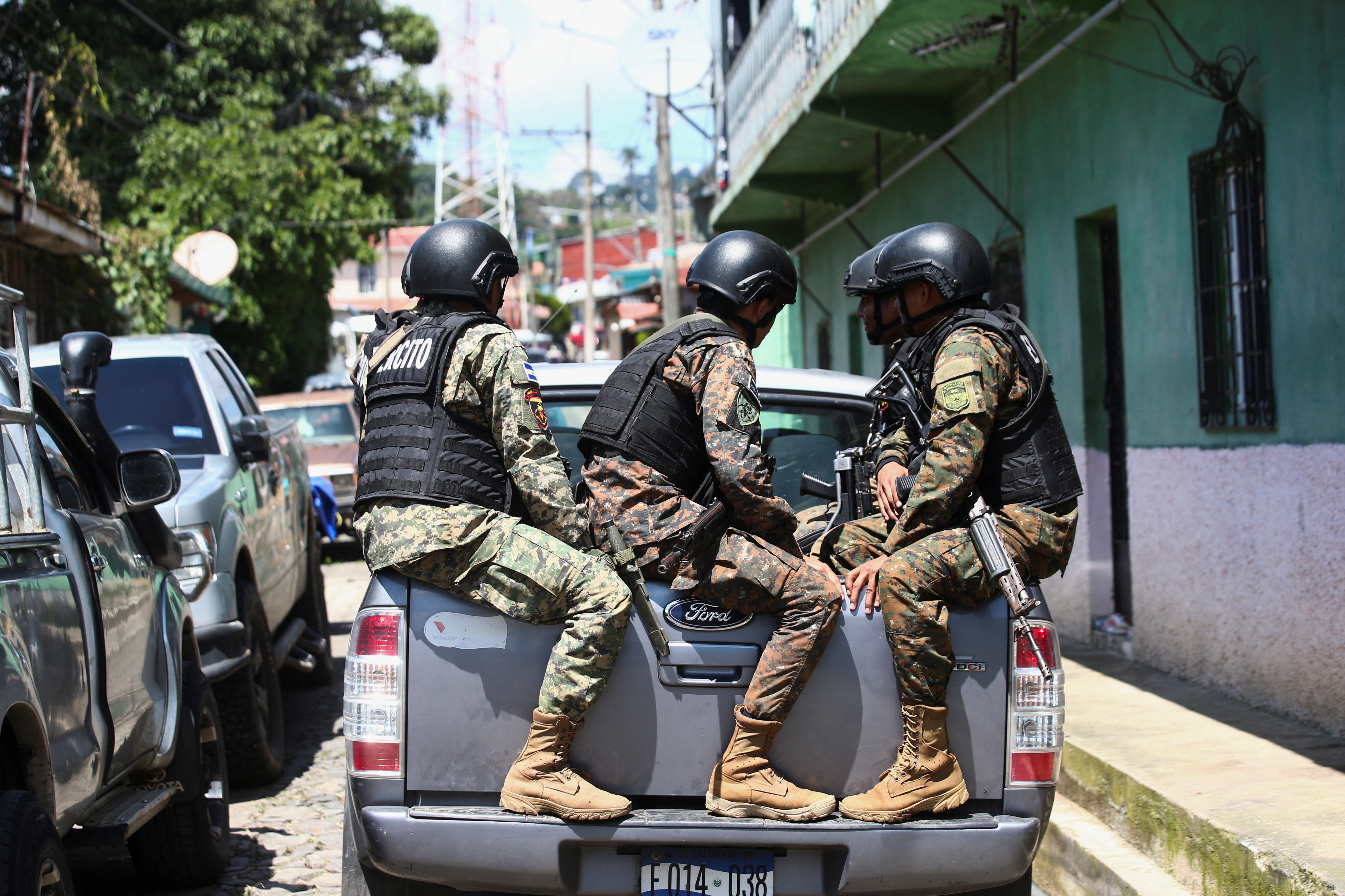 Soldados patrullan las calles de Comasagua (REUTERS/Jose Cabezas)