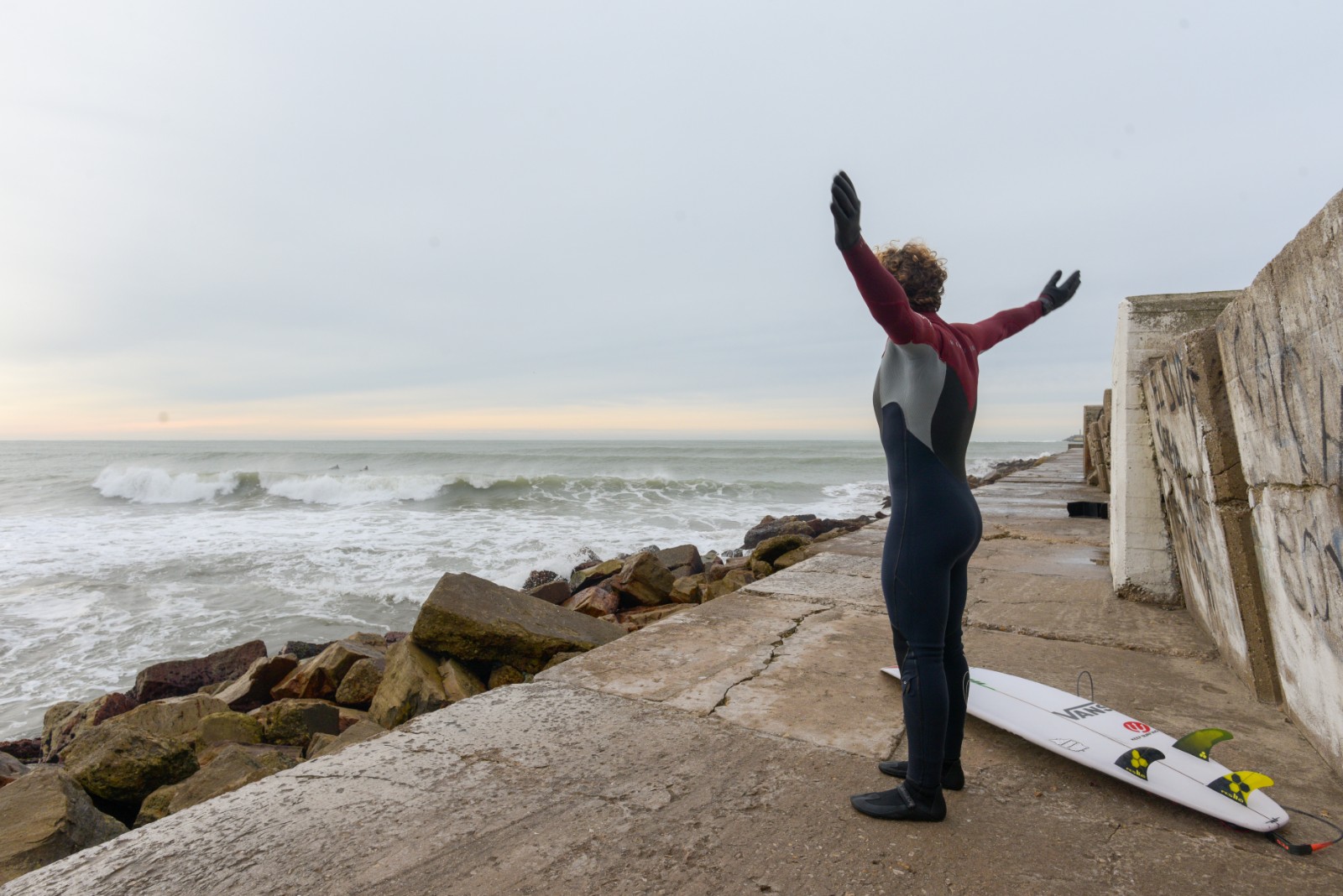 Un surfer se prepara en las rocas cercanas a Varese. La actividad, una de las favoritas de los jóvenes marplatenses, volvió con todo