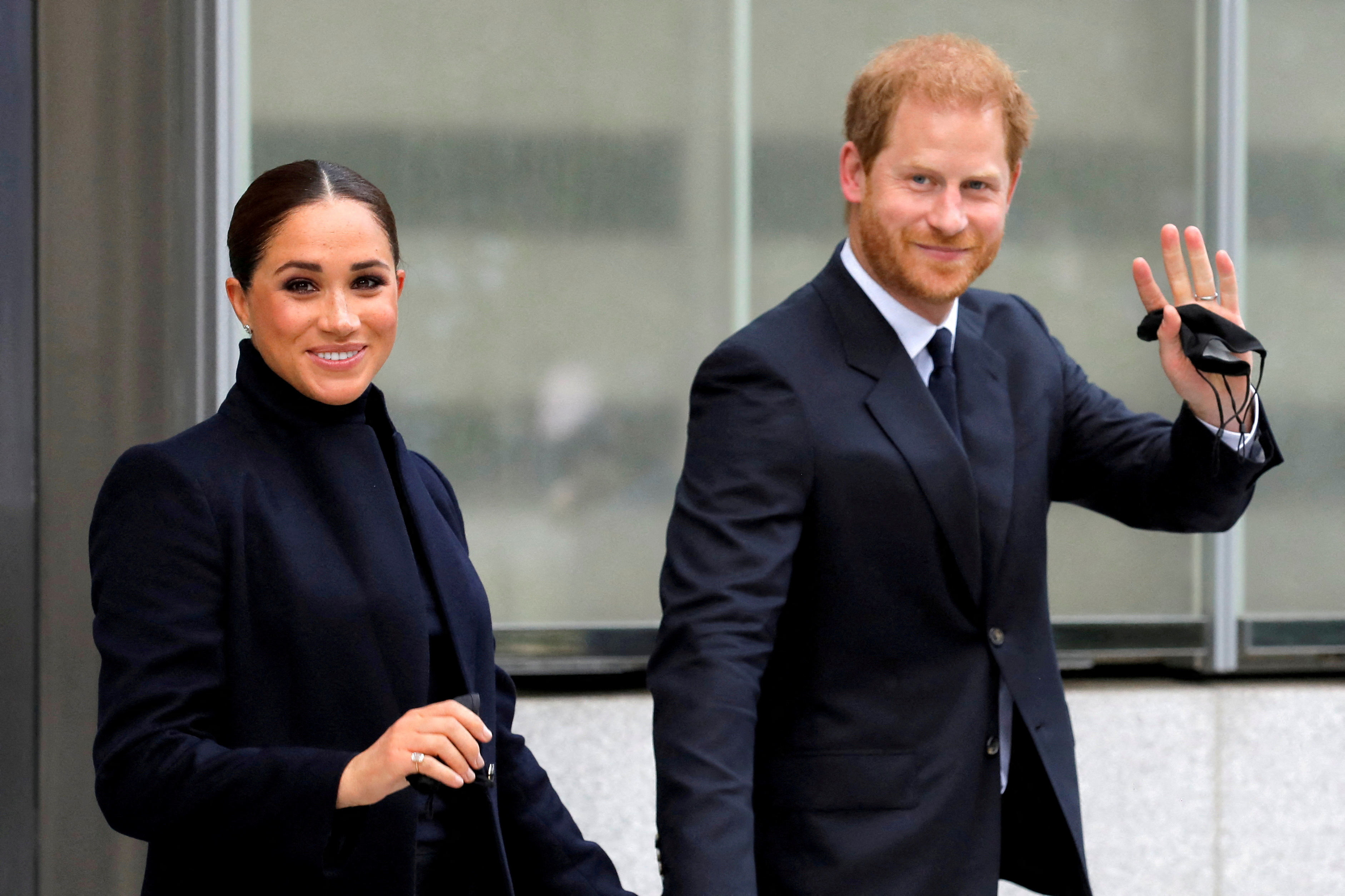 FOTO DE ARCHIVO: El príncipe Harry y Meghan, duque y duquesa de Sussex, de Gran Bretaña, saludan mientras visitan el One World Trade Center en Manhattan, ciudad de Nueva York, EE. UU. REUTERS/Andrew Kelly/Foto de archivo
