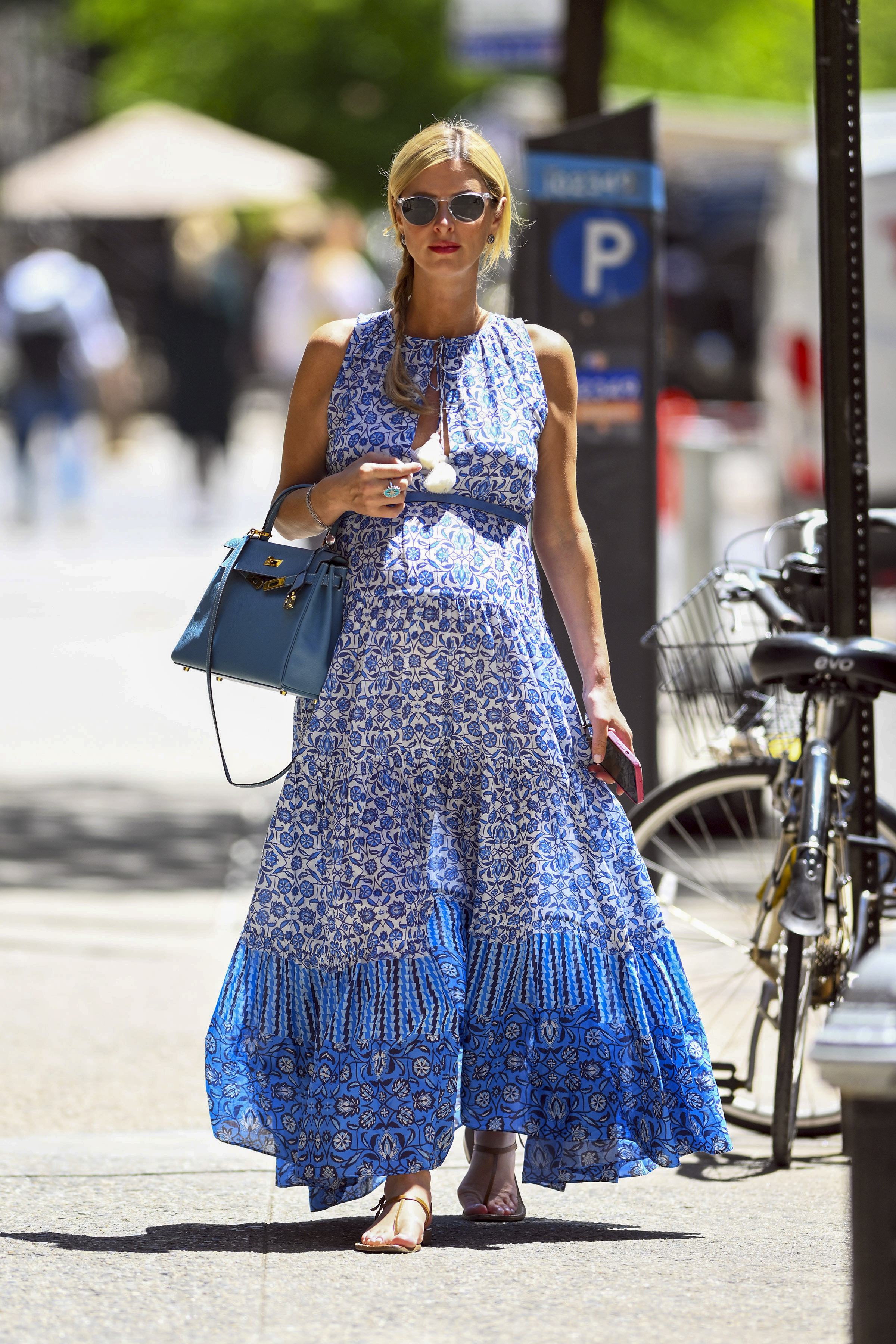 Nicky Hilton recorrió las tiendas más exclusivas de Manhattan, en Nueva York. Lució un vestido azul estampado que combinó con su cartera de cuero y con el que mostró su embarazo