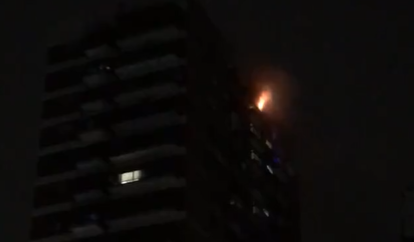 Incendio en un edificio de Belgrano: un herido y decenas de vecinos evacuados por los bomberos que trabajan en el lugar