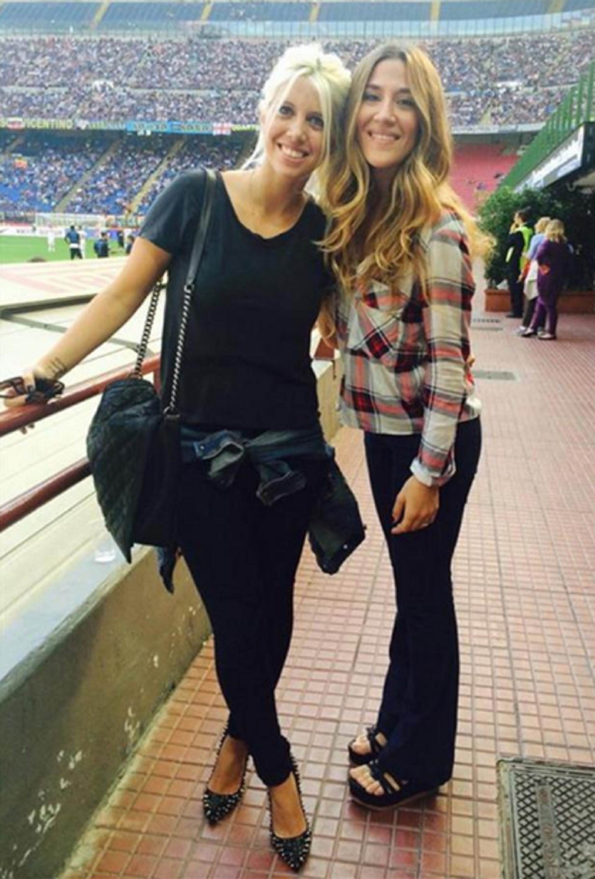 Wanda Nara y Jimena Barón en el estadio