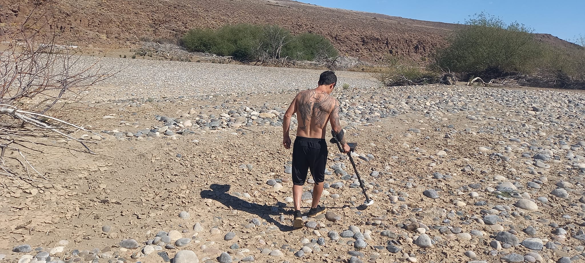 Una recorrida de Mariano Calderón con su detector de metales en busca de oro