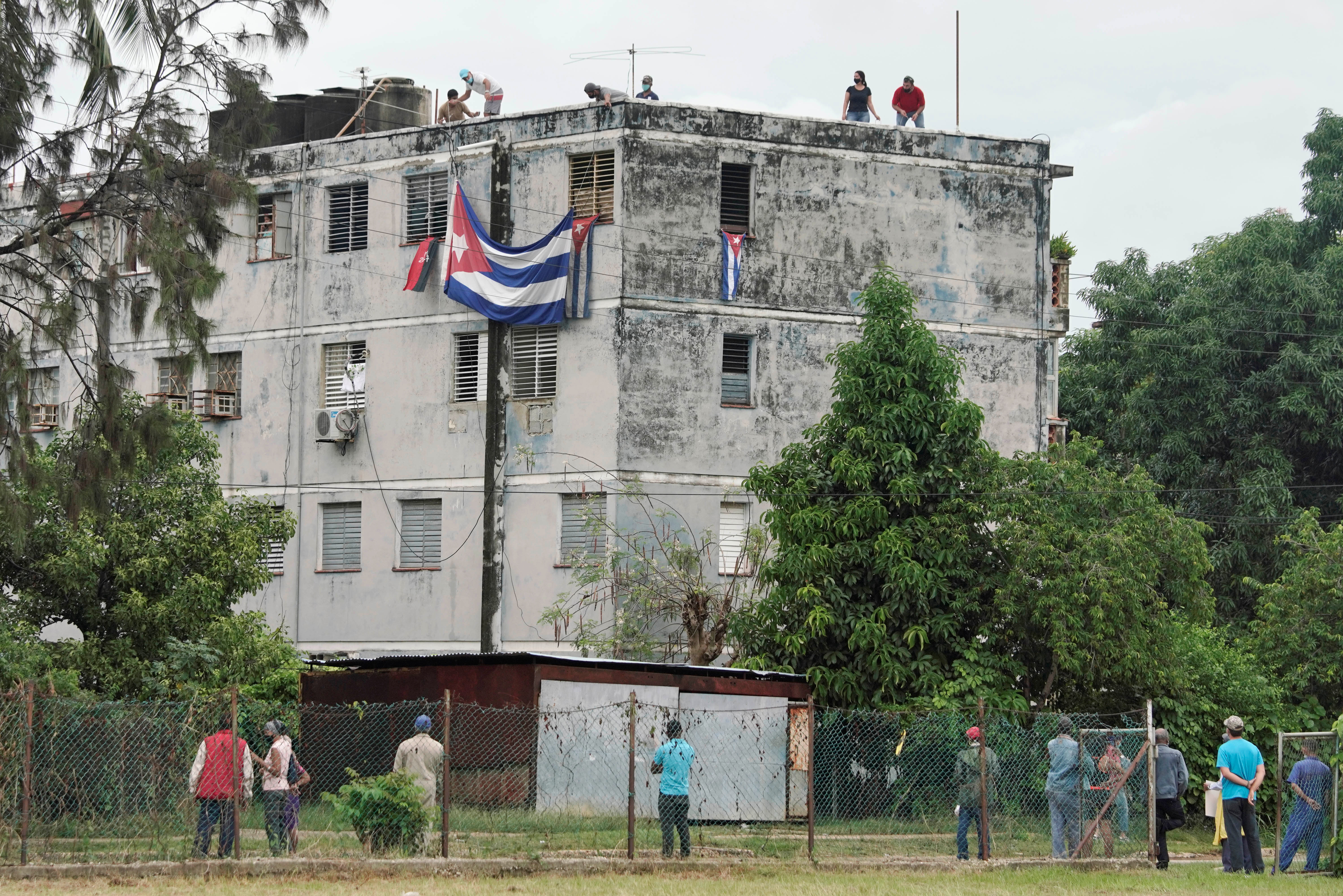 Cubanos se concentraron afuera de la casa de Yunior Garcia en La Habana antes de que el disidente fuera a España (REUTERS/Alexandre Meneghini)