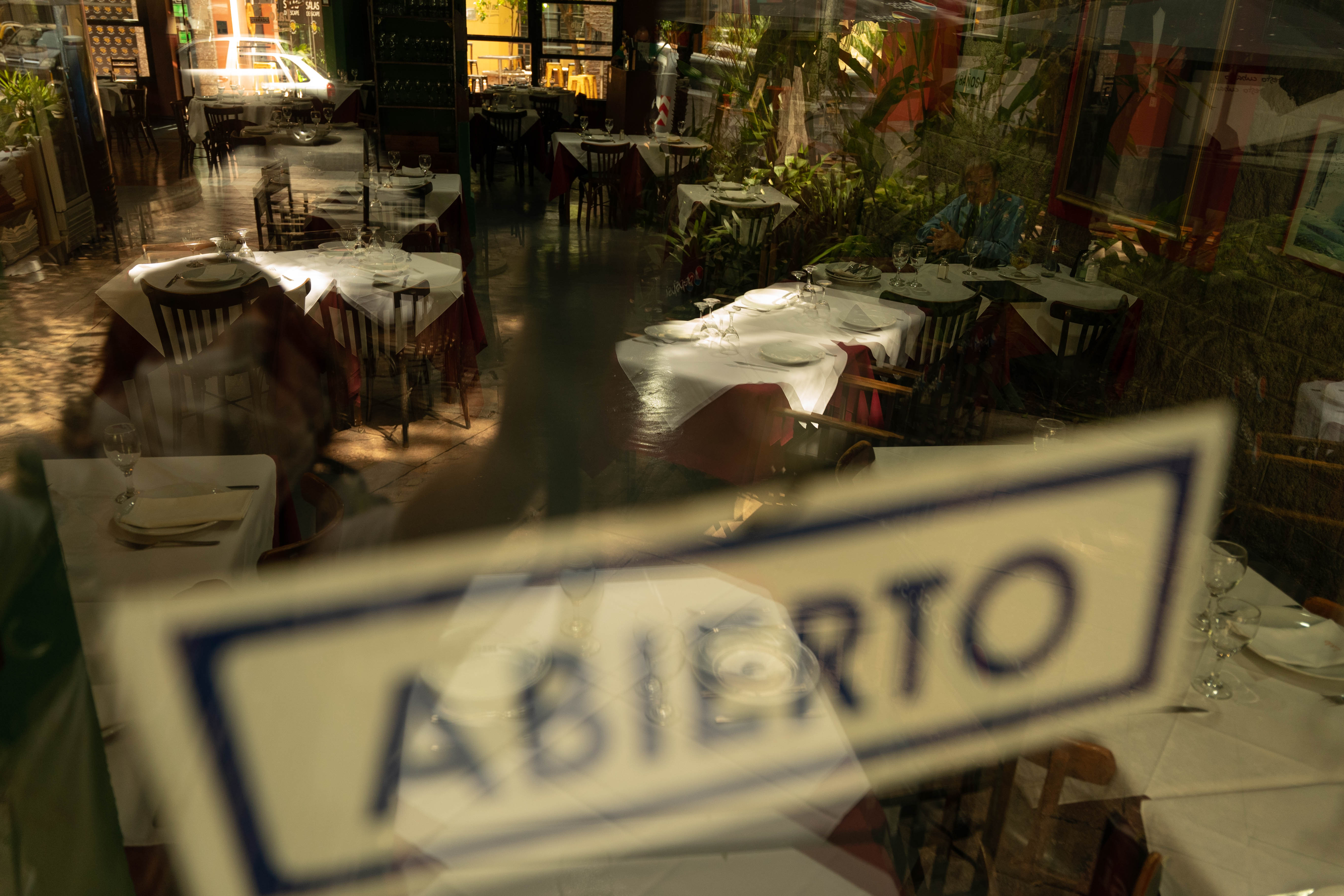 El salón de Lalo de Buenos Aires, con un solo comensal y el resto de las mesas desocupadas. (Foto: Franco Fafasuli)