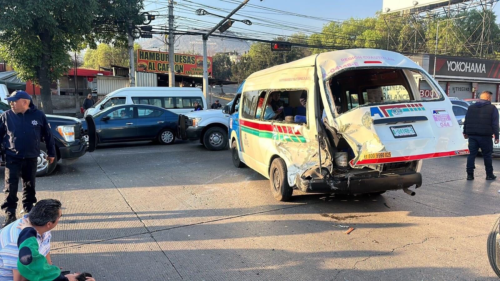 El accidente vial en Coacalco, Edomex dejó a varios pasajeros de combi lesionados (Twitter/@CapitalEdomex)