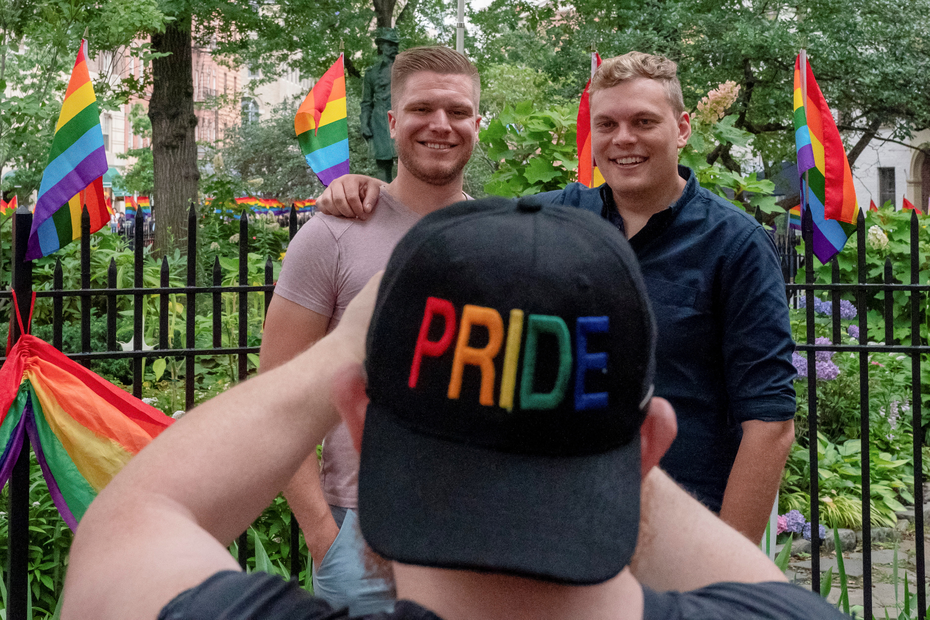 Imagen de archivo. La gente posa para una fotografía en el Monumento Nacional Stonewall en Manhattan en la ciudad de Nueva York, Nueva York, EE. UU., 26 de junio de 2021. REUTERS/David Dee Delgado