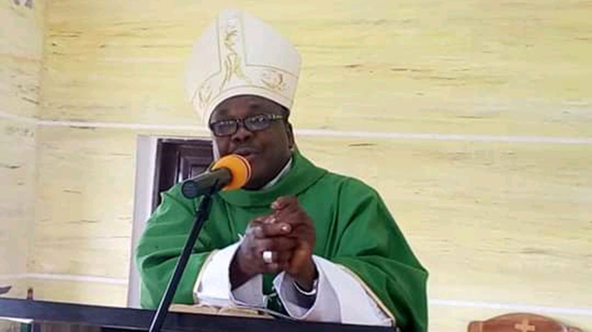 El obispo Emmanuel Badejo ofició la misa en los funerales de las víctimas de la masacre del domingo de Pentecostés, en Nigeria