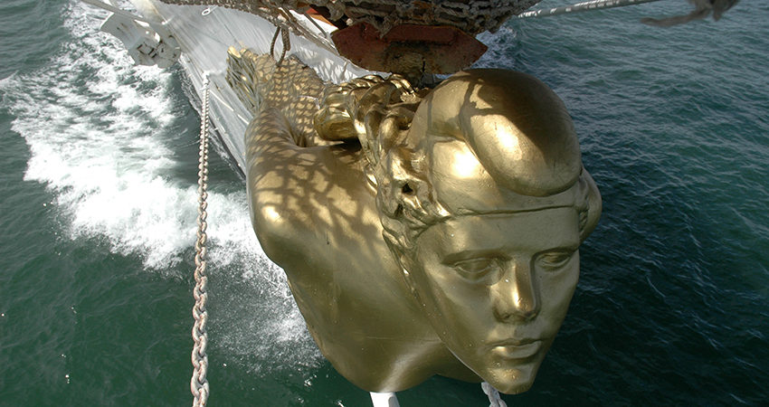 El mascarón de proa del buque mide seis metros y encierra también una historia particular.