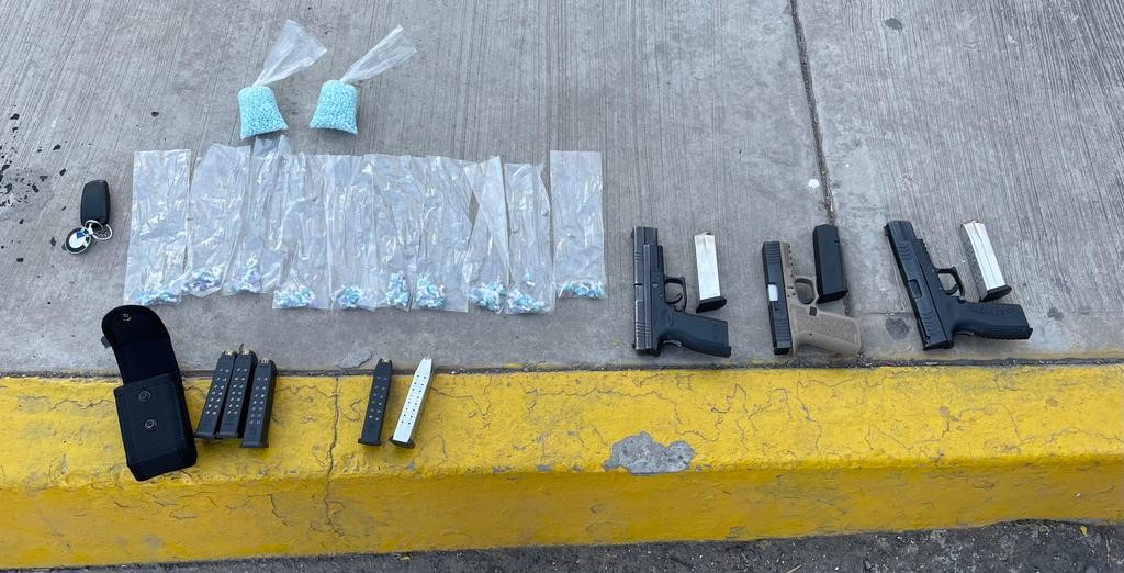 A estos narcotraficantes se le aseguraron aproximadamente 2 mil pastillas de droga sintética; 3 armas cortas; 8 cargadores; 112 cartuchos y  un vehículo. Foto: Sedena