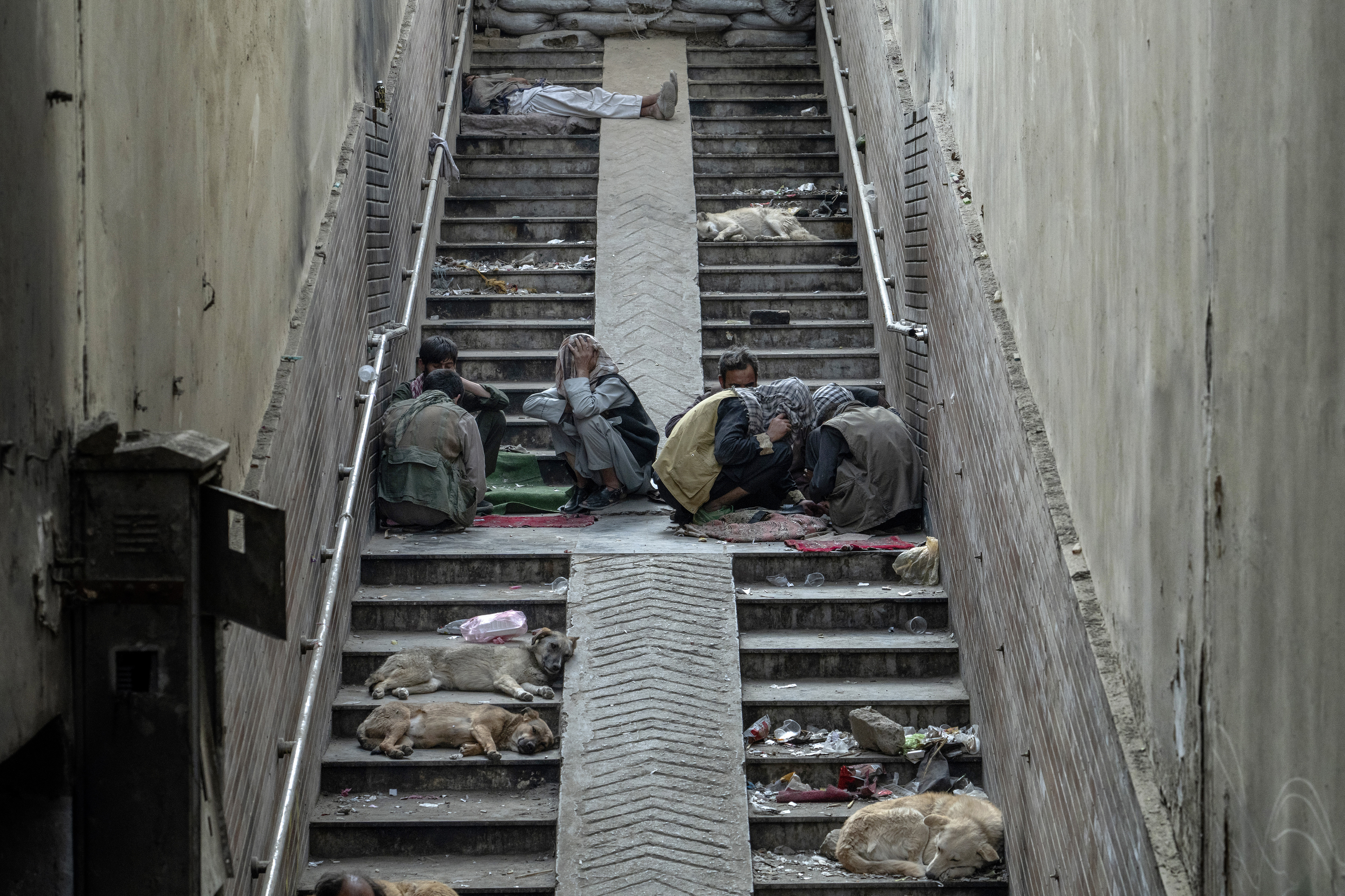 Las filas de los adictos se han visto alimentadas por la pobreza persistente y por décadas de guerra que dejaron a pocas familias sin cicatrizar. (AP Photo/Ebrahim Noroozi)