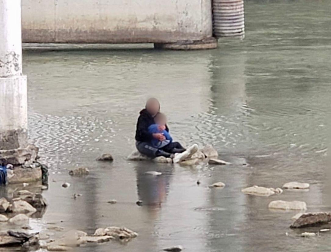 El padre del menor no logró salir de la corriente y permanece desaparecido en las aguas del Río Bravo.
(@INAMI_mx)