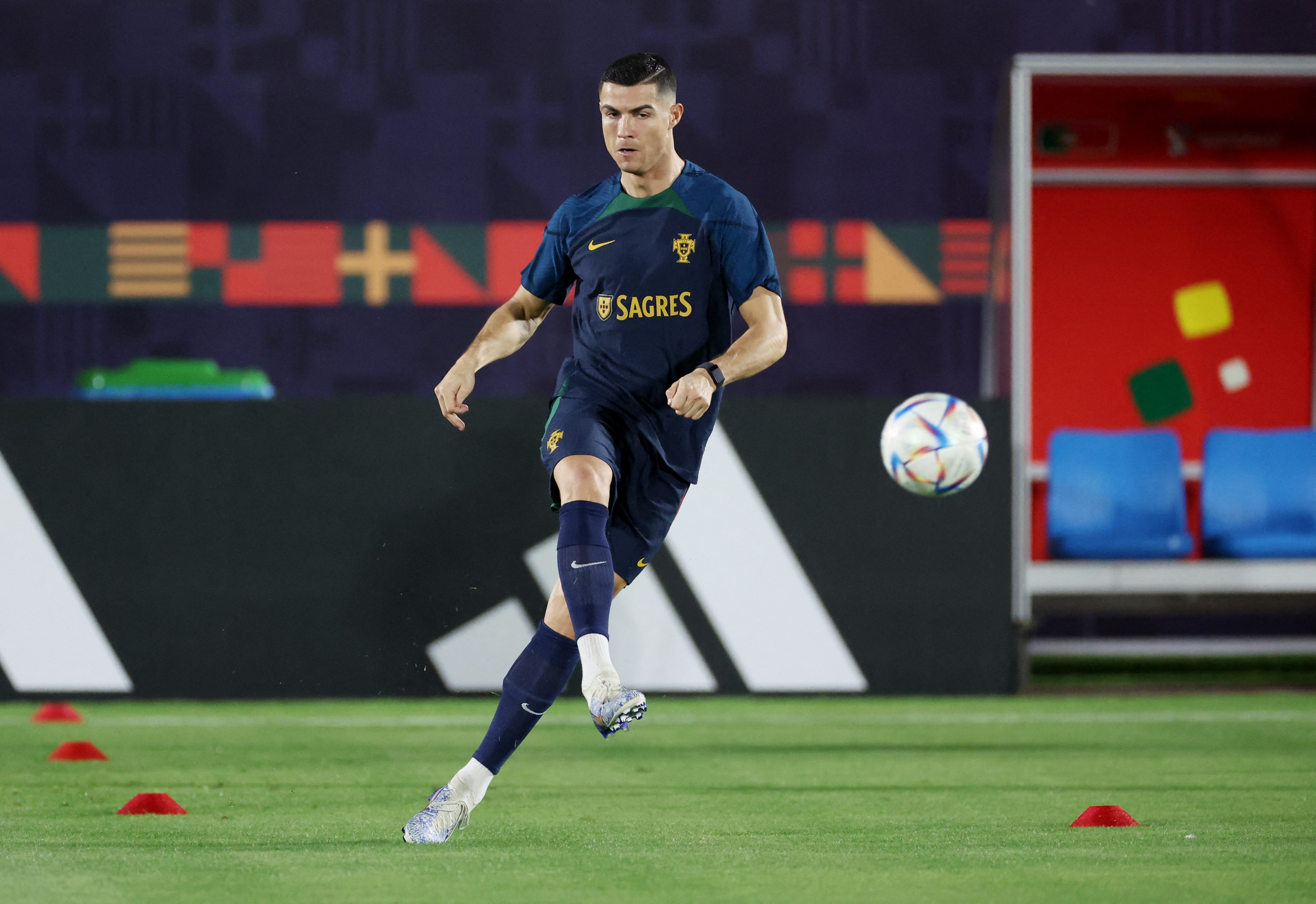 Cristiano Ronaldo treinou sem problemas no Catar com a seleção de Portugal (REUTERS/Carl Recine)