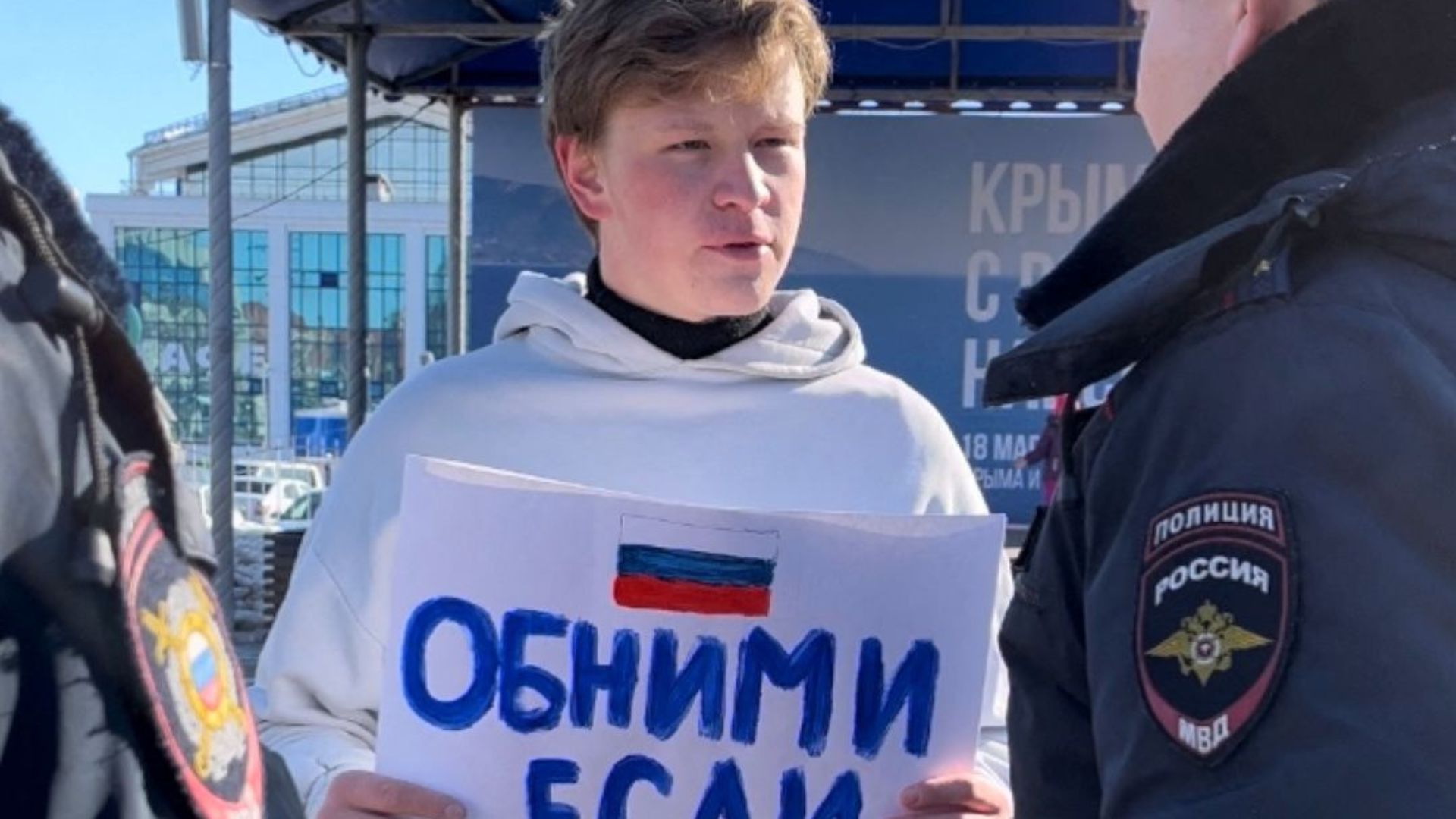 “Abrázame si estás en contra de la guerra”, la protesta pacífica de un joven ruso contra invasión a  Ucrania