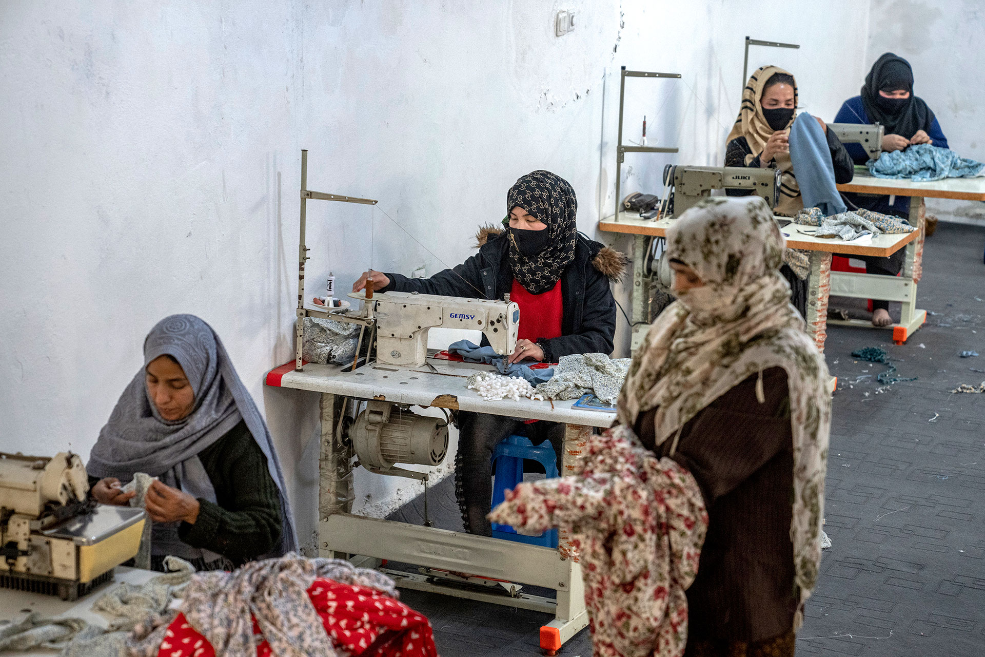 Según el comunicado, 11,6 millones de mujeres y niñas afganas necesitan asistencia humanitaria. Sin embargo, los talibanes están socavando aún más el esfuerzo de ayuda internacional al prohibir que las mujeres trabajen para las ONG. (AP Foto/Ebrahim Noroozi)