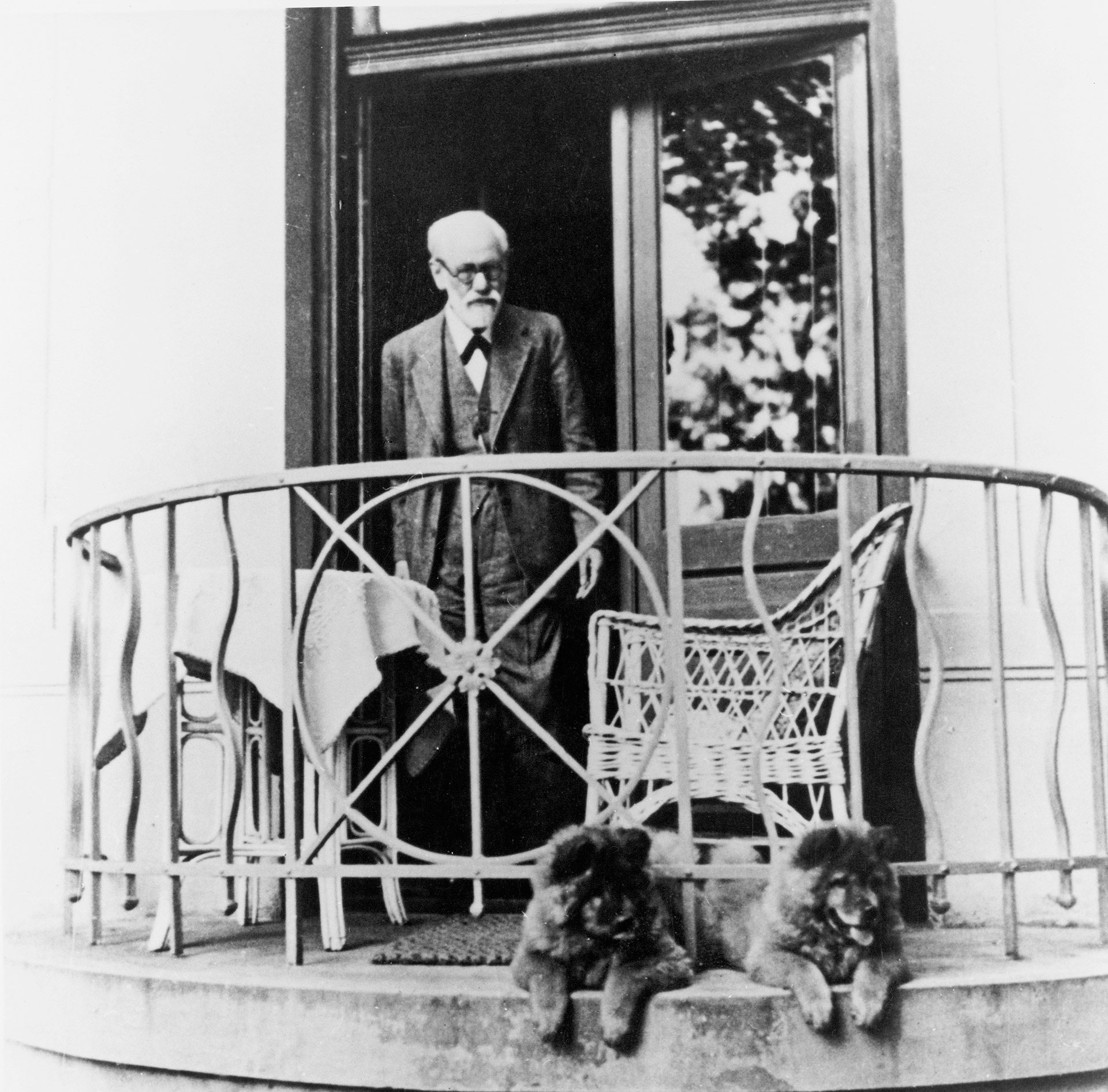 Freud en el balcón de su casa junto a sus perros, Jofi y Luen (Imagno/Getty Images) 
