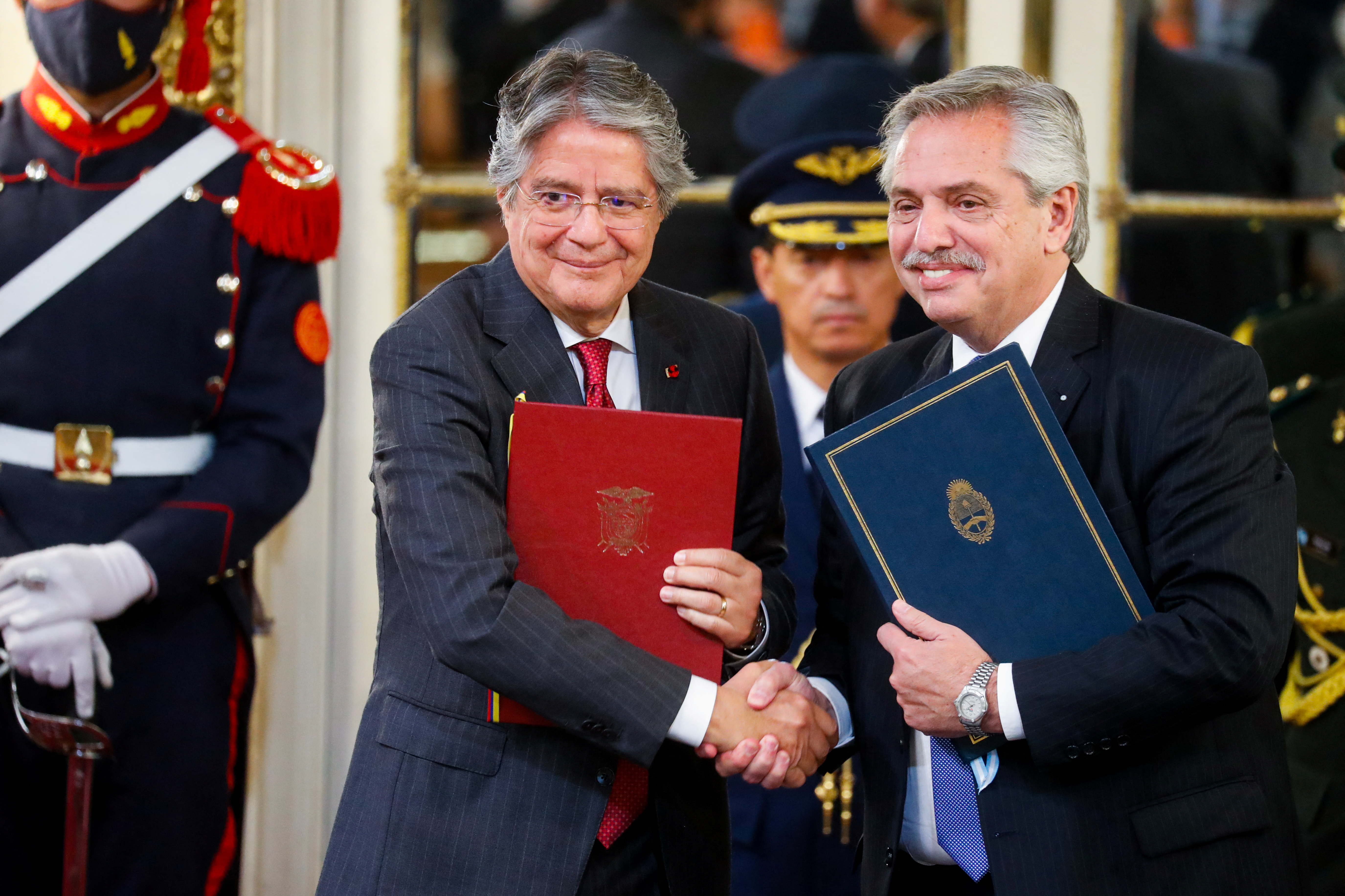 Alberto Fernandez y Guillermo Lasso durante un encuentro oficial en la Casa Rosada