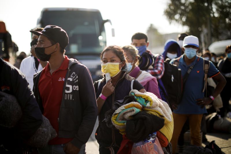 Migrantes se preparan para salir de un albergue junto a otros integrantes de una caravana que partió del sur de México (REUTERS/Luis Cortes/Archivo)