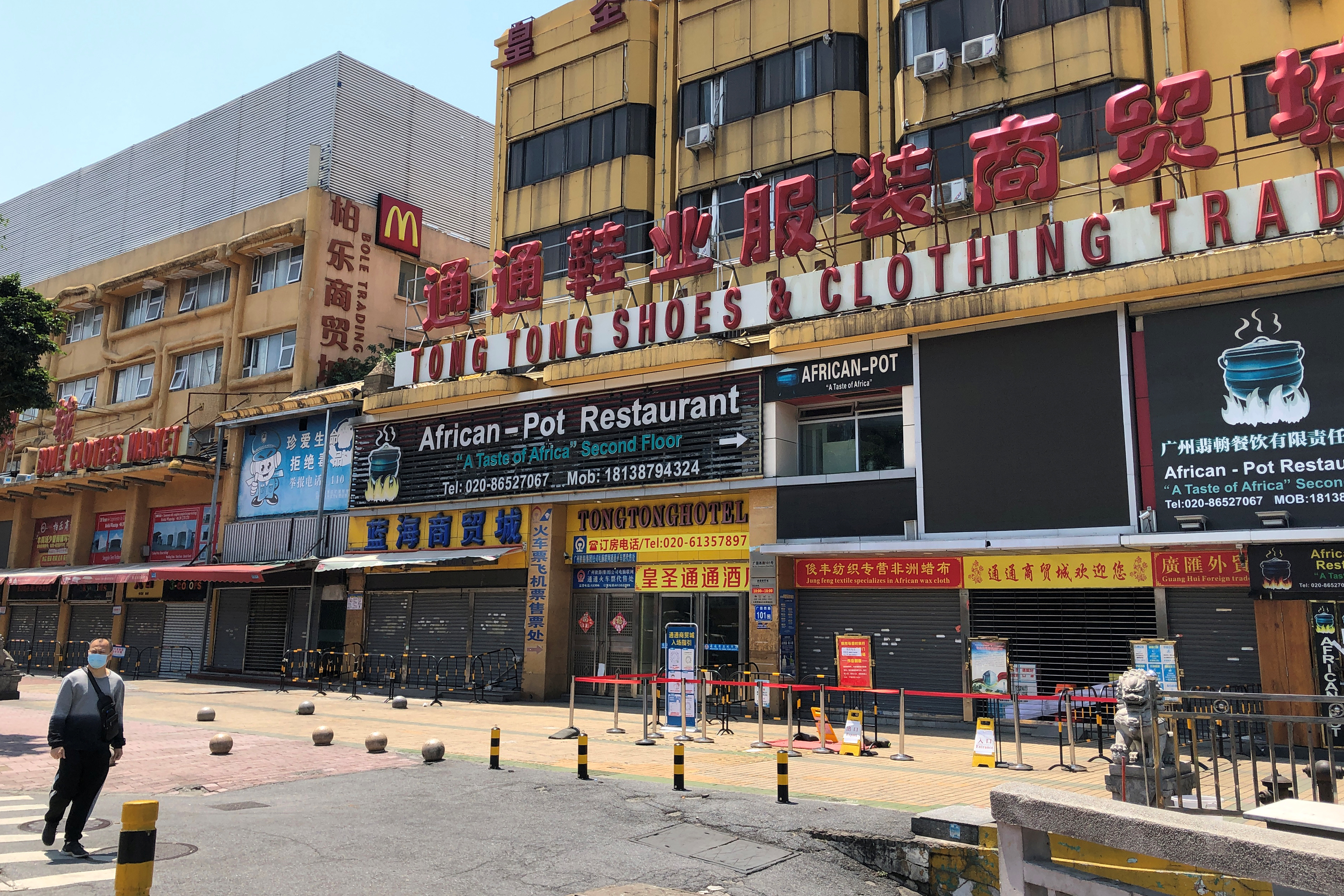 Un restaurante africano está cerrado junto con otros negocios en el área de Sanyuanli de Guangzhou (REUTERS/David Kirton)