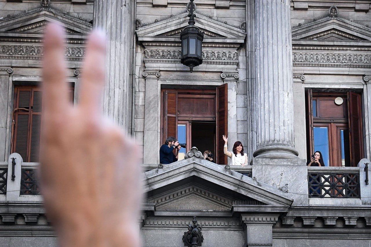 La vicepresidenta Cristina Kirchner saludó ayer a la militancia que marchó para apoyarla en las afueras de su oficina en el Senado 