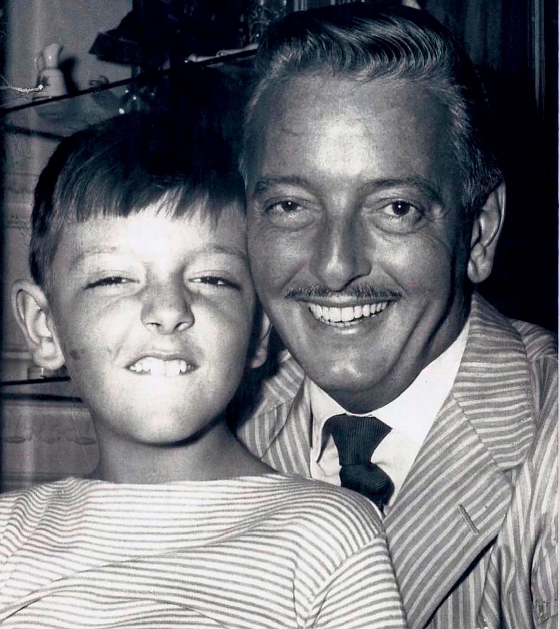 Pepe Cibrián Campoy a los 6 años junto a su padre