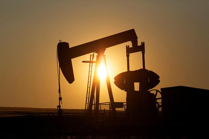 FOTO DE ARCHIVO: Bombeo de petróleo en un campo cerca de Calgary, Alberta. 21 de julio de 2014. Las bombas extractoras se utilizan para sacar el petróleo crudo del suelo después de que se haya perforado un pozo. REUTERS / Todd Korol