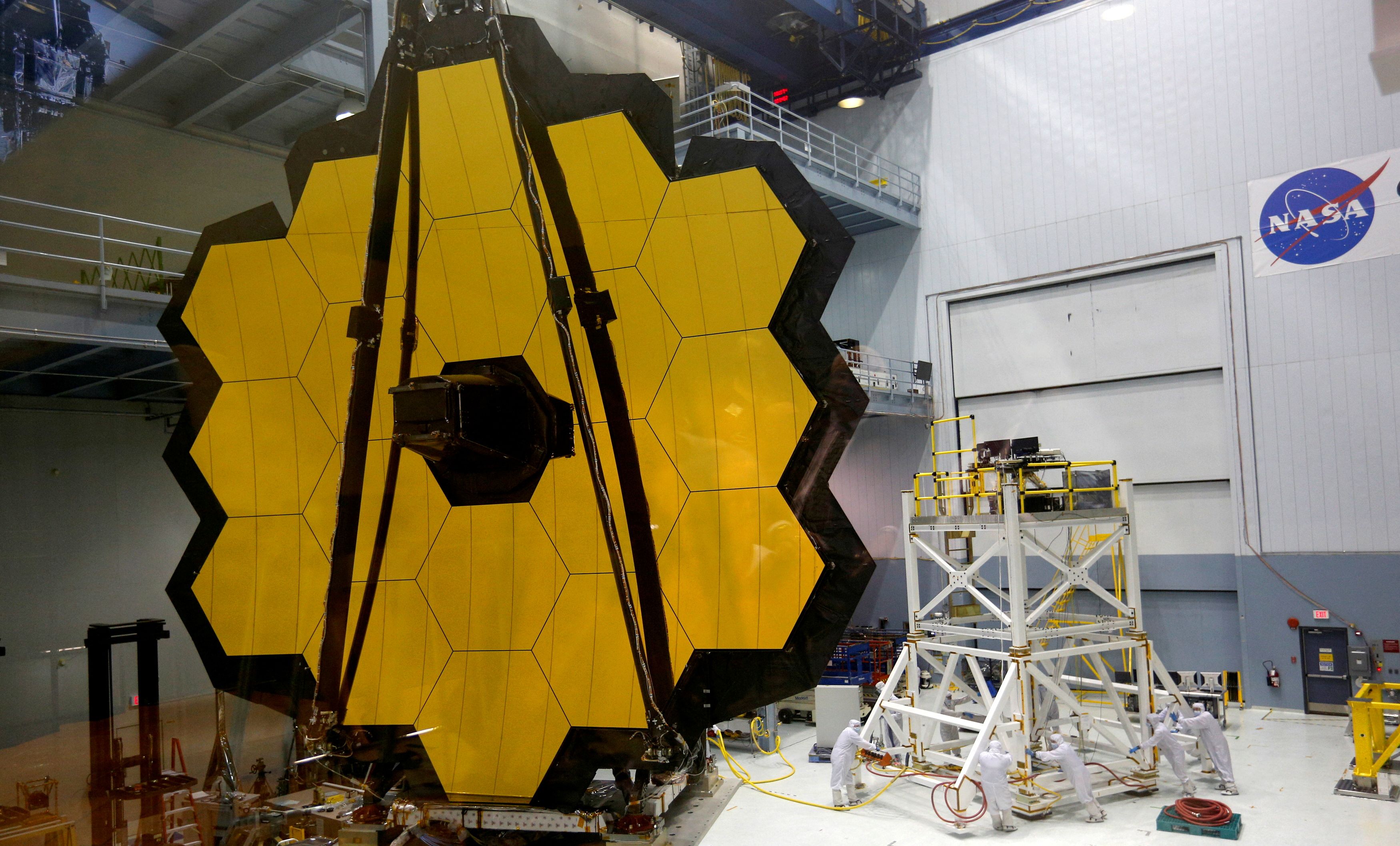 El espejo del telescopio espacial James Webb se ve durante una presentación ante los medios en el Centro de Vuelo Espacial Goddard de la NASA en Greenbelt, Maryland, el 2 de noviembre de 2016. (REUTERS/Kevin Lamarque)