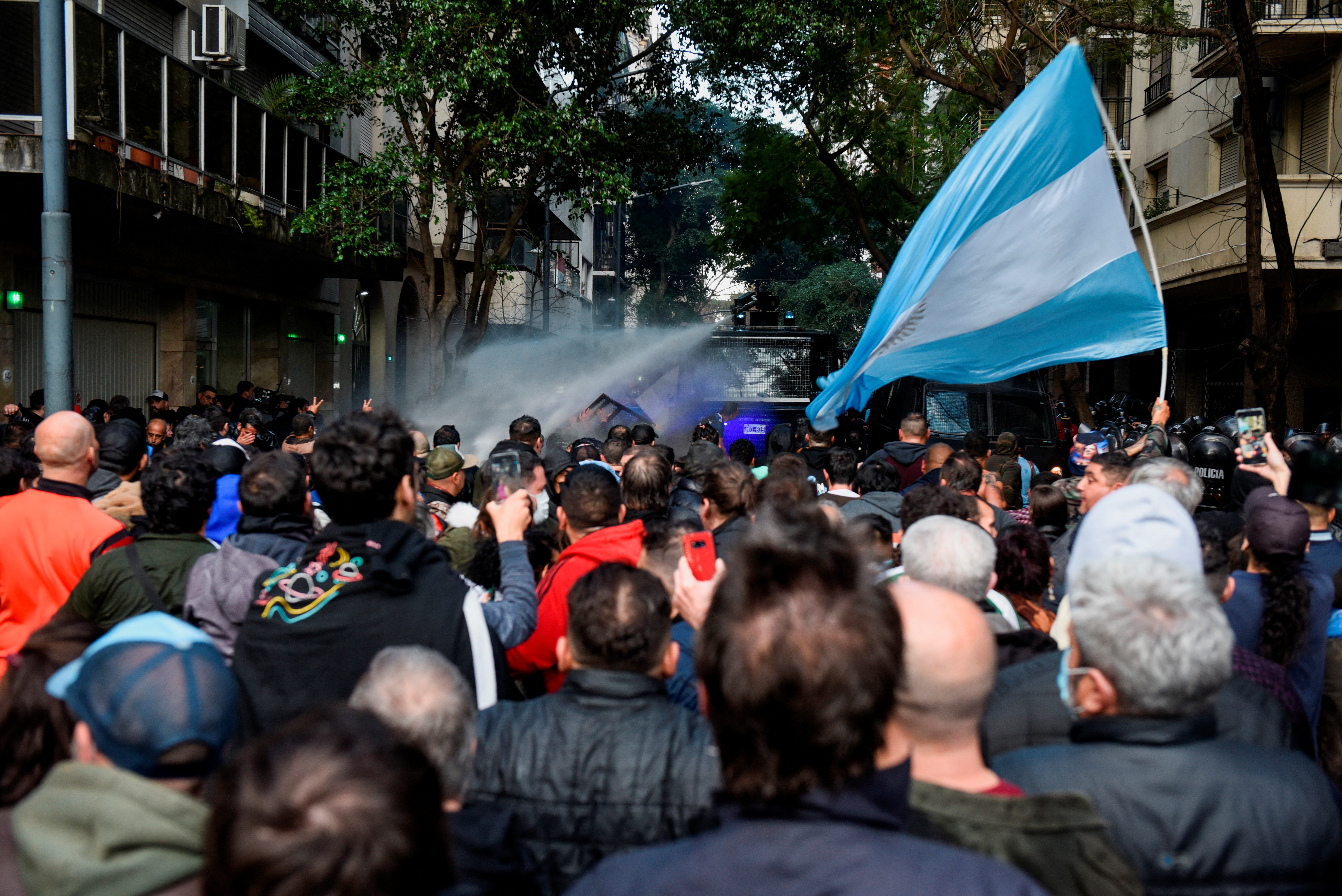 Miles de militantes peronistas se reunieron en la puerta del edificio donde vive Cristina Kirchner (August 27, 2022. REUTERS/Mariana Nedelcu)