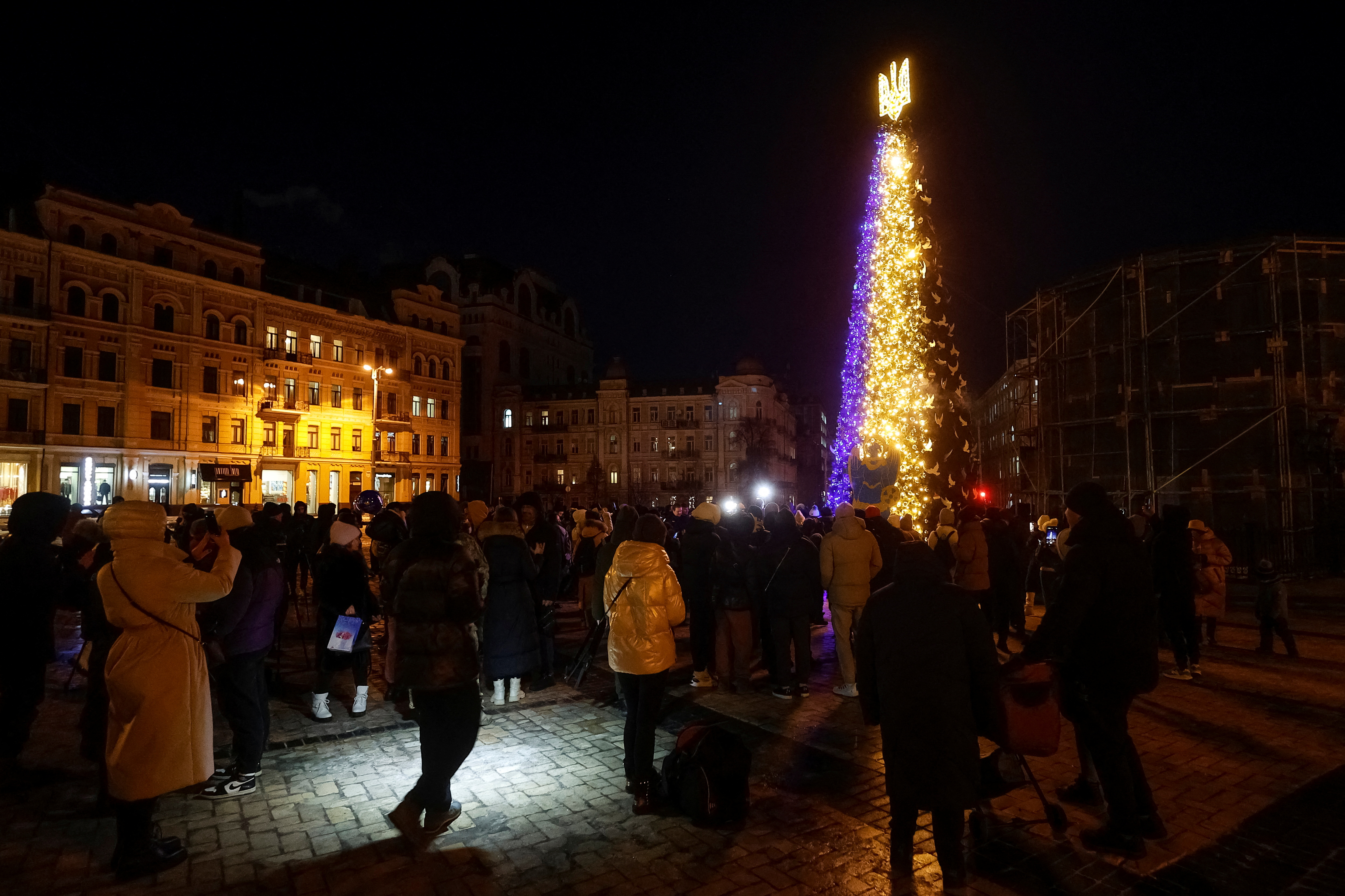 Decenas de vecinos desafiaron al frío glacial para admirar el árbol, situado junto a la catedral de Santa Sofía de Kiev (REUTERS/Valentyn Ogirenko)