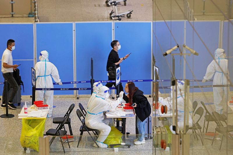 Italia alertó que casi la mitad de las personas que llegaron en vuelos desde China dieron positivo por coronavirus (REUTERS)