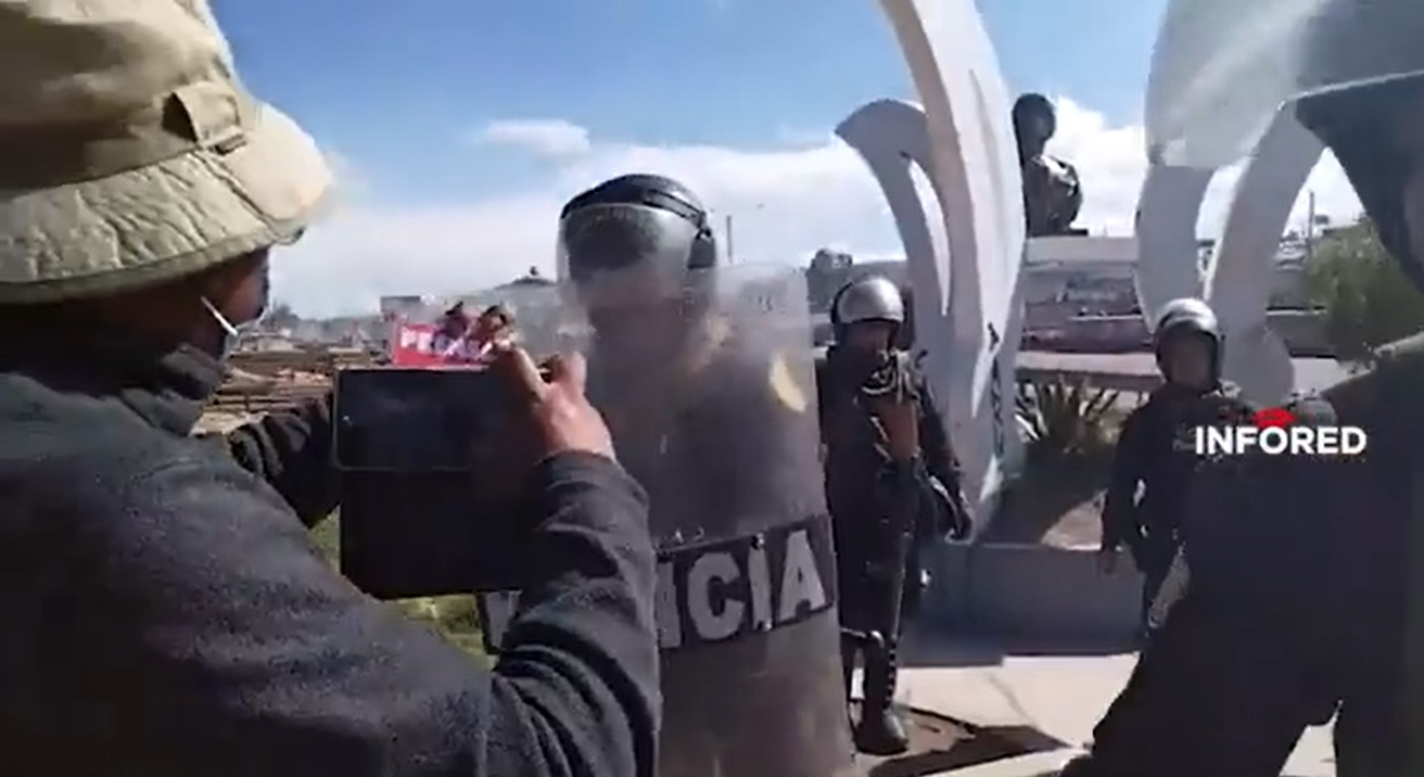 La Policía lanzó gases lacrimógenos y realizó algunas detenciones para recuperar el control del perímetro del terminal aéreo. Foto: Twitter